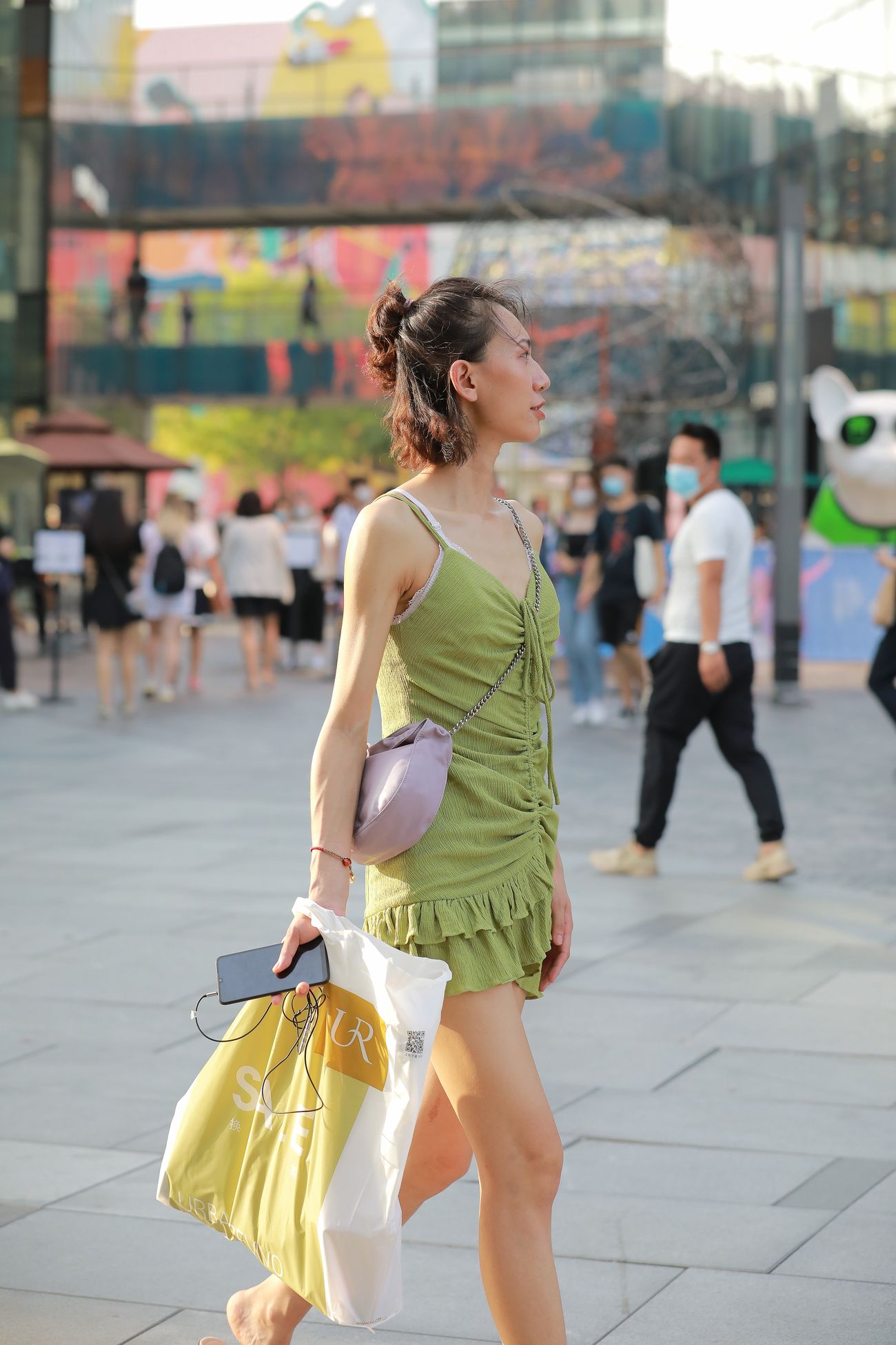 四九城嘎子街拍作品性感绿色吊带裙 (12)