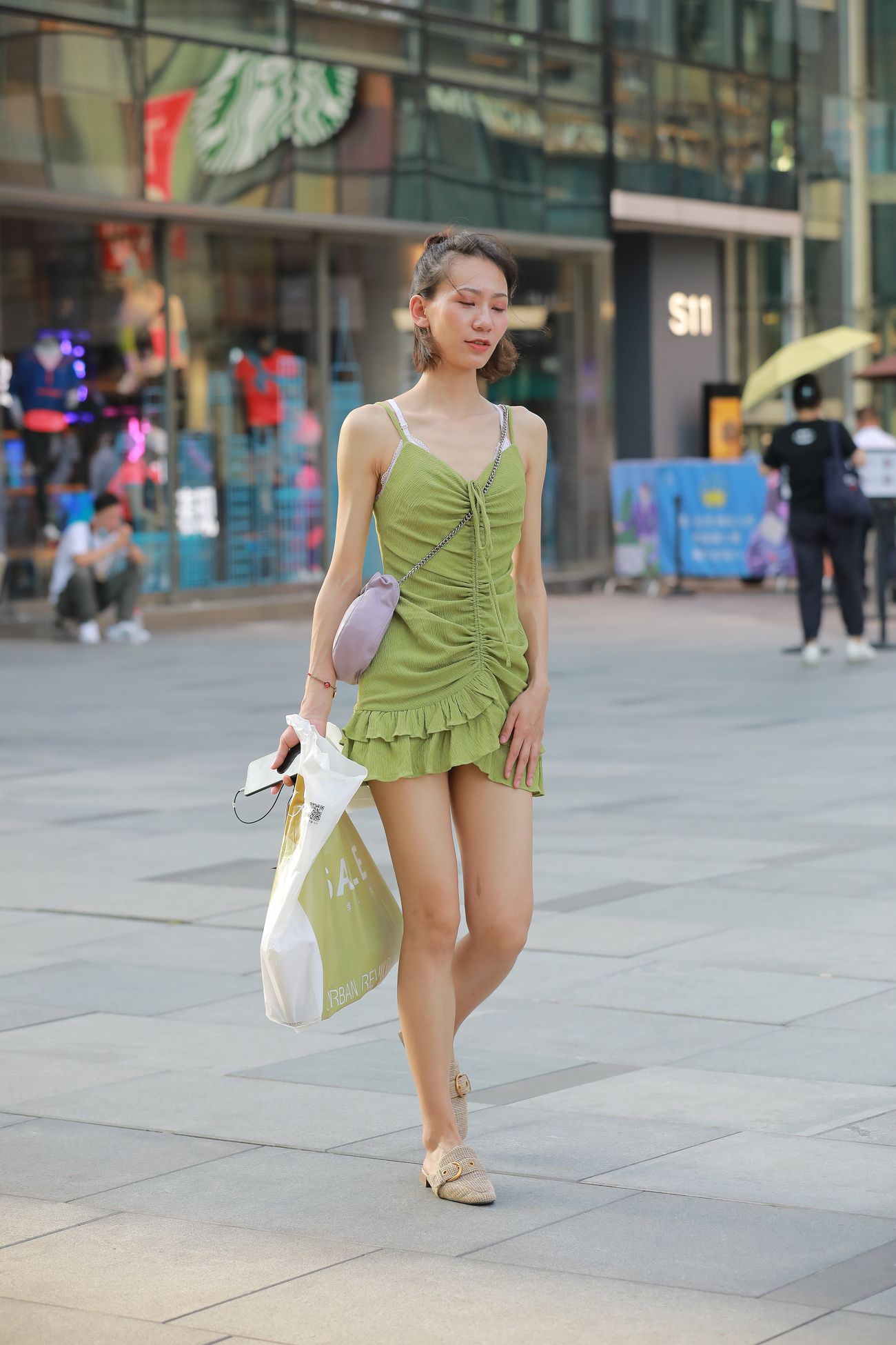 四九城嘎子街拍作品性感绿色吊带裙 (6)