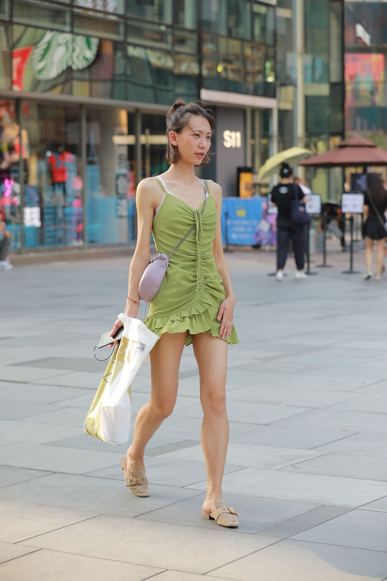 四九城嘎子街拍作品性感绿色吊带裙 (7)