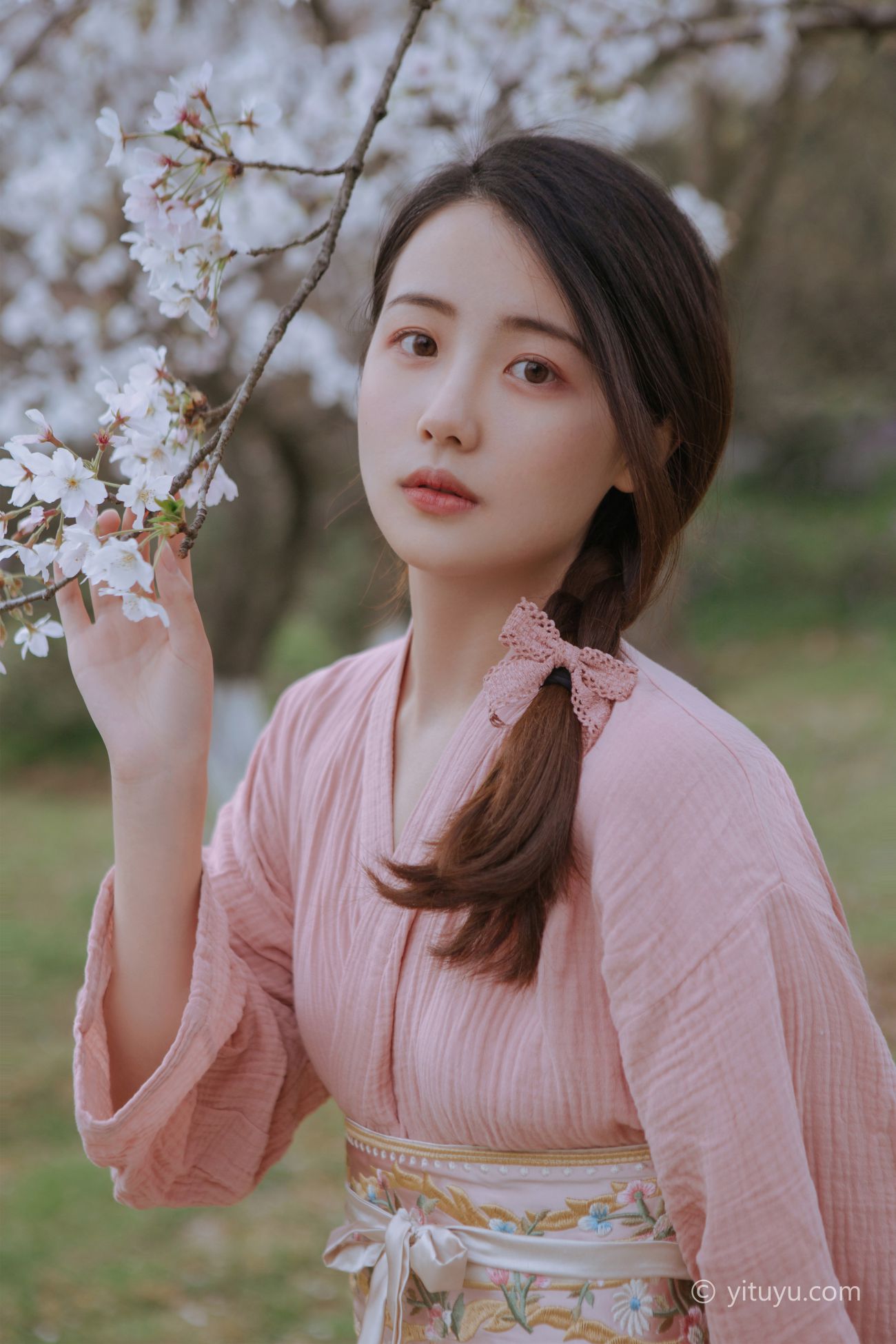 YITUYU艺图语模特唯美写真2021.05.19期起风渐暖樱花将灿一只小四月 (23)
