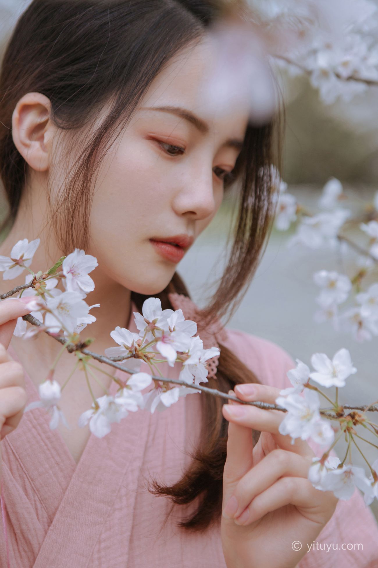 YITUYU艺图语模特唯美写真2021.05.19期起风渐暖樱花将灿一只小四月 (21)