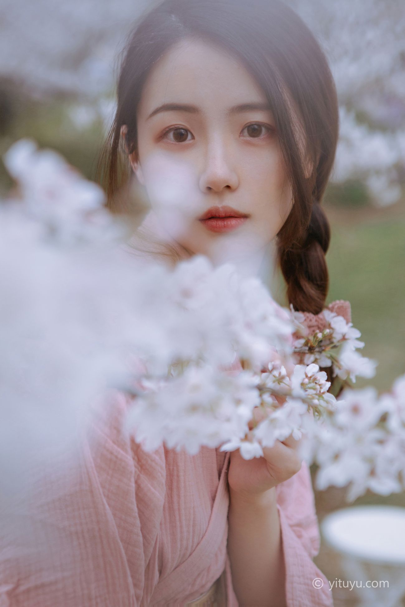 YITUYU艺图语模特唯美写真2021.05.19期起风渐暖樱花将灿一只小四月 (15)