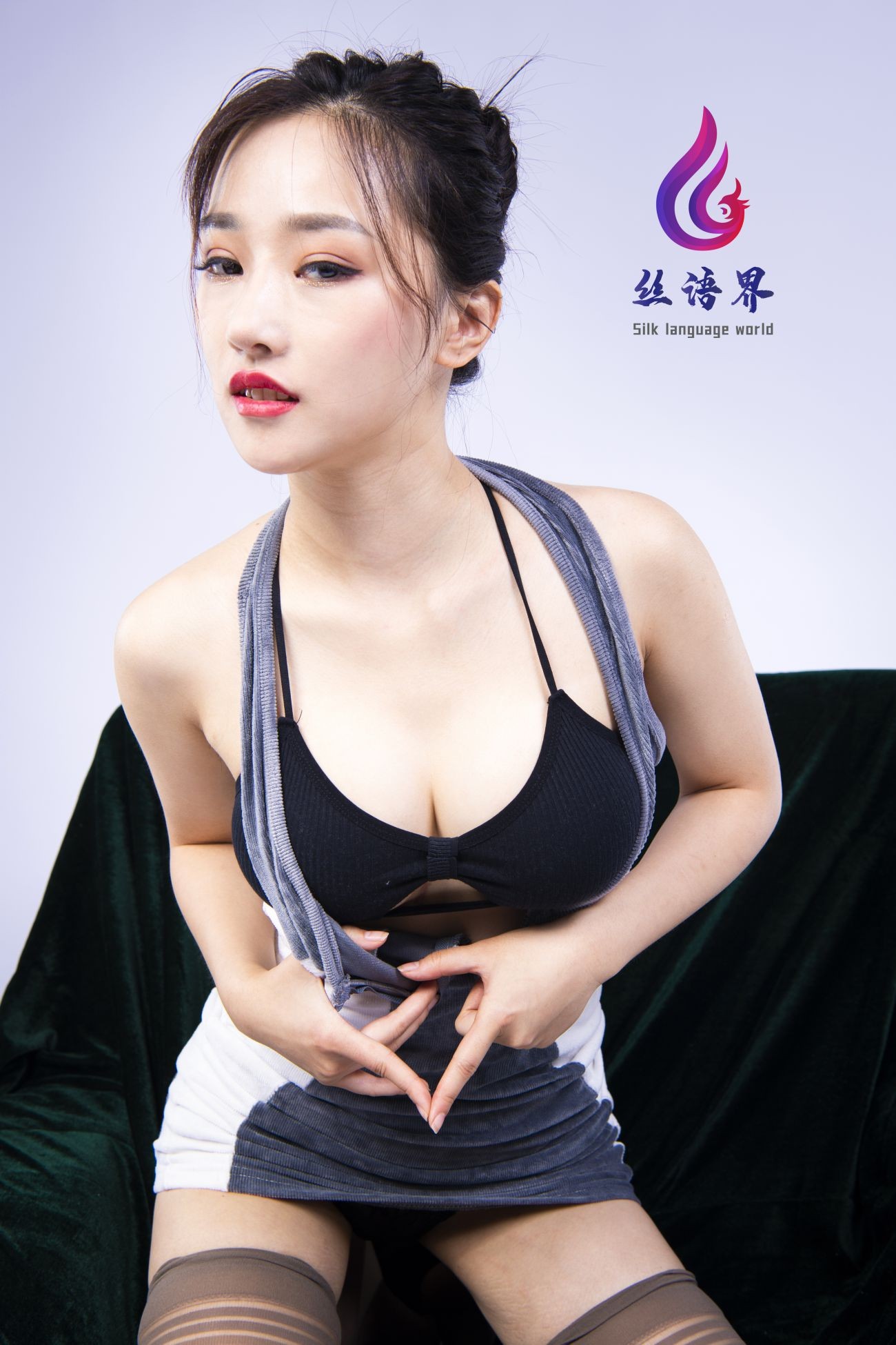 Ligui丽柜丝语界性感腿模丝袜高跟美足写真第2021.08.19期梵妮 (12)