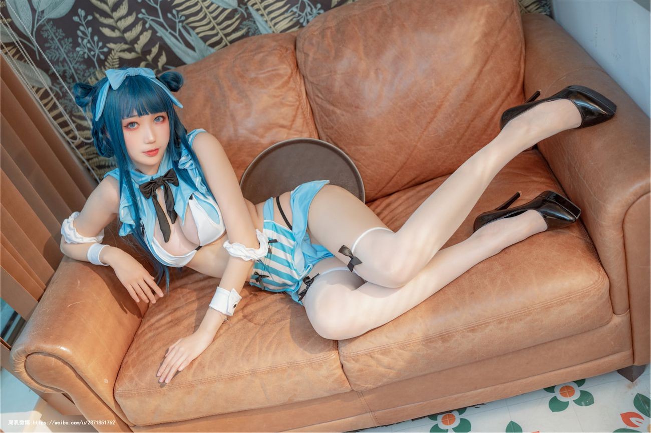 皮皮奶可可爱了啦&周叽是可爱兔兔Cosplay性感写真服务员 (30)