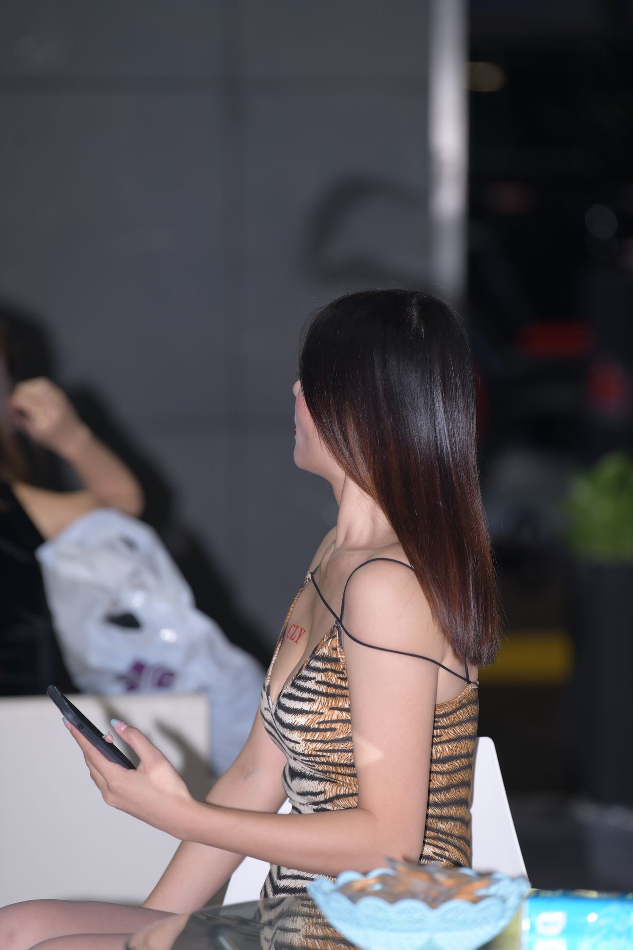视觉冲击街拍作品性感的豹纹吊带裙美女 (18)
