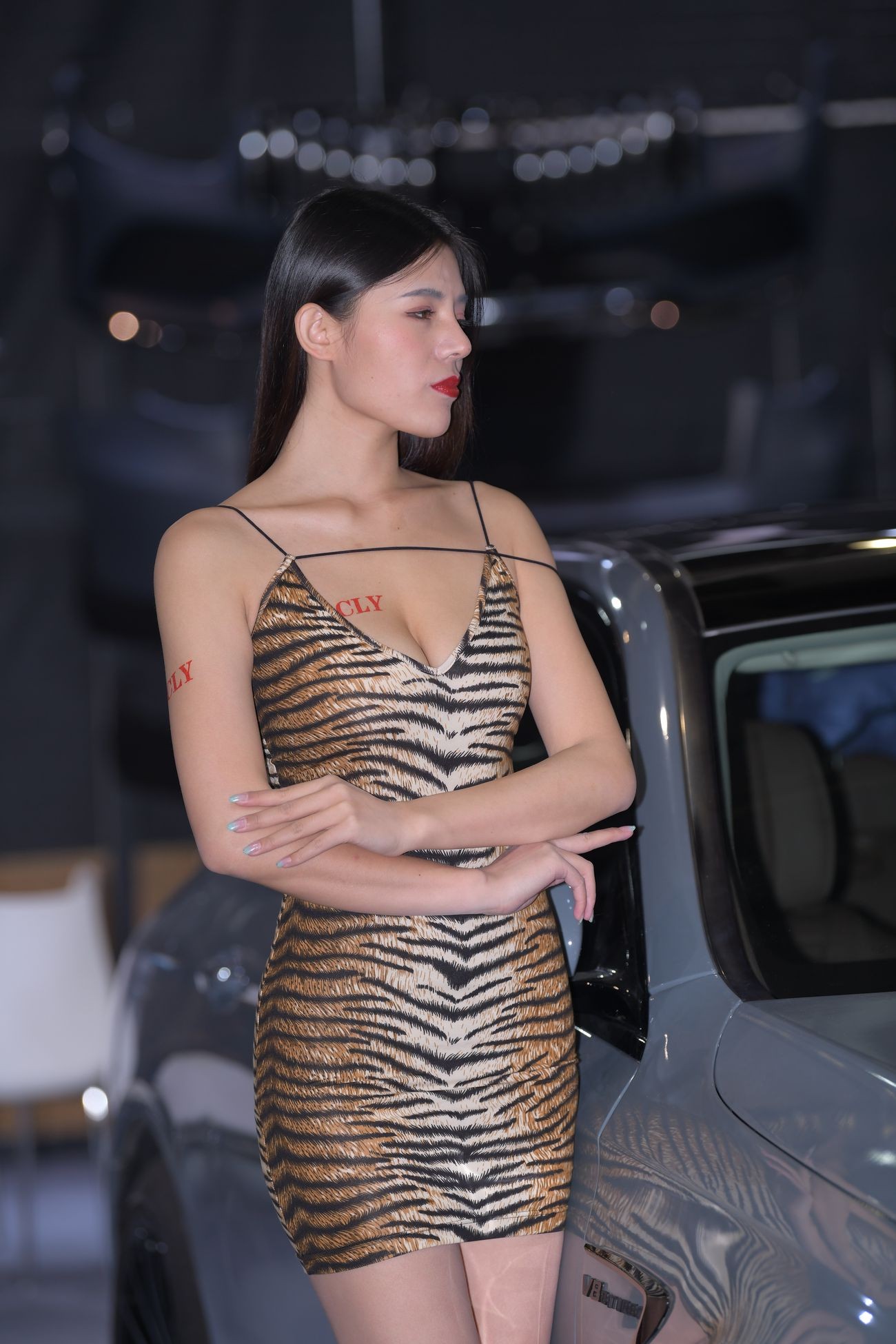 视觉冲击街拍作品性感的豹纹吊带裙美女 (24)