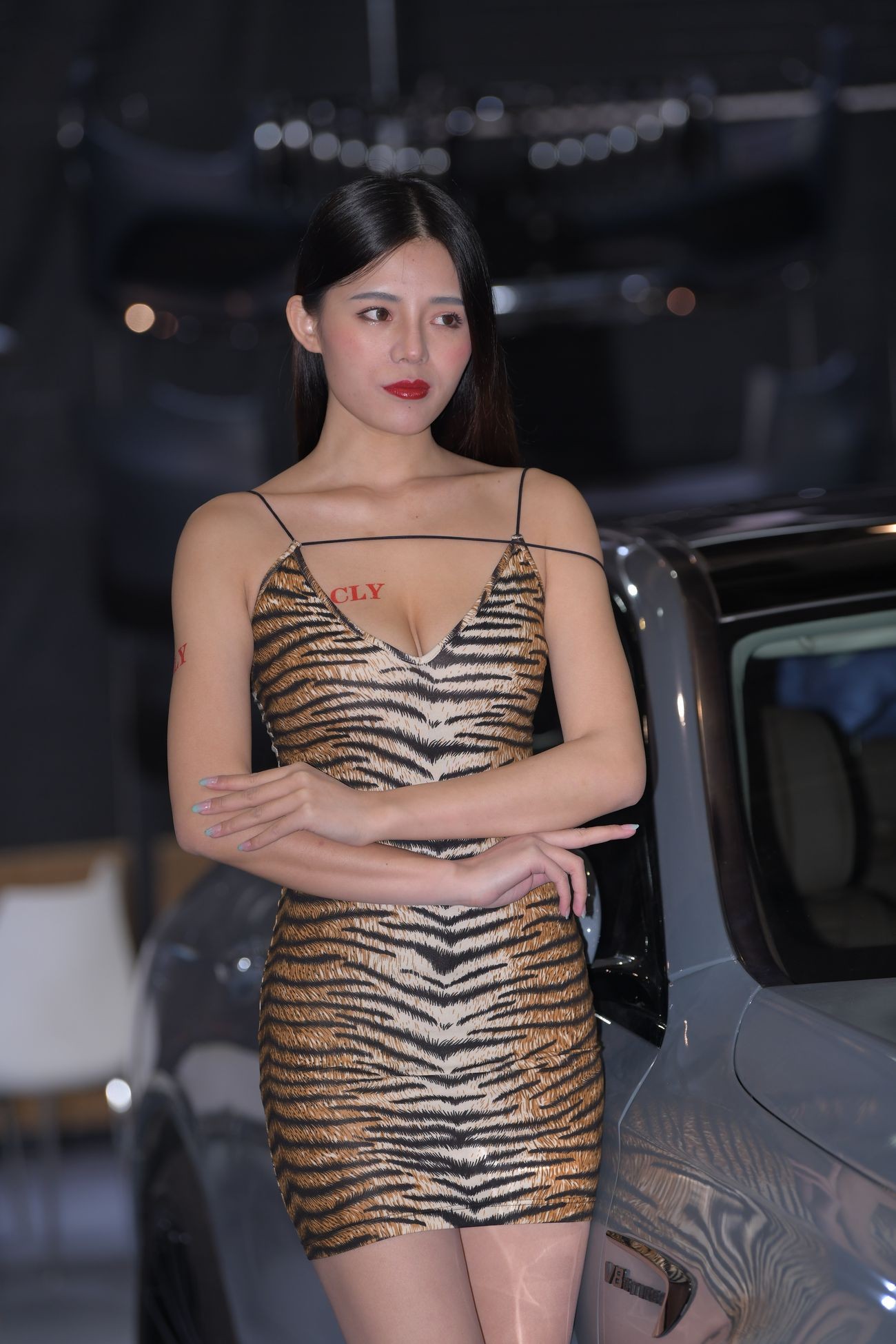 视觉冲击街拍作品性感的豹纹吊带裙美女 (25)