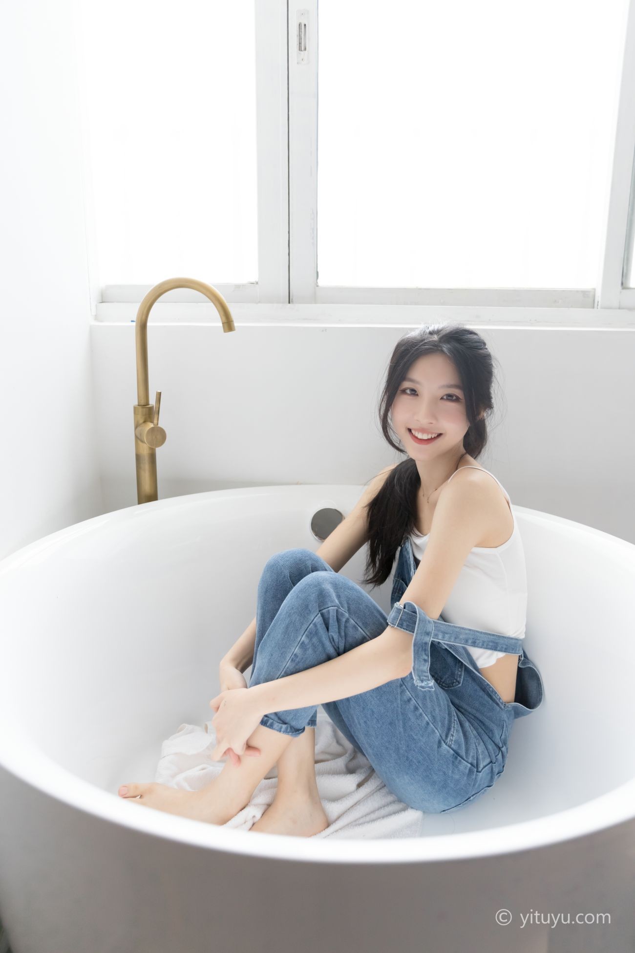 YITUYU艺图语模特唯美写真2021.04.21期蓝色牛仔裤小铟 (18)