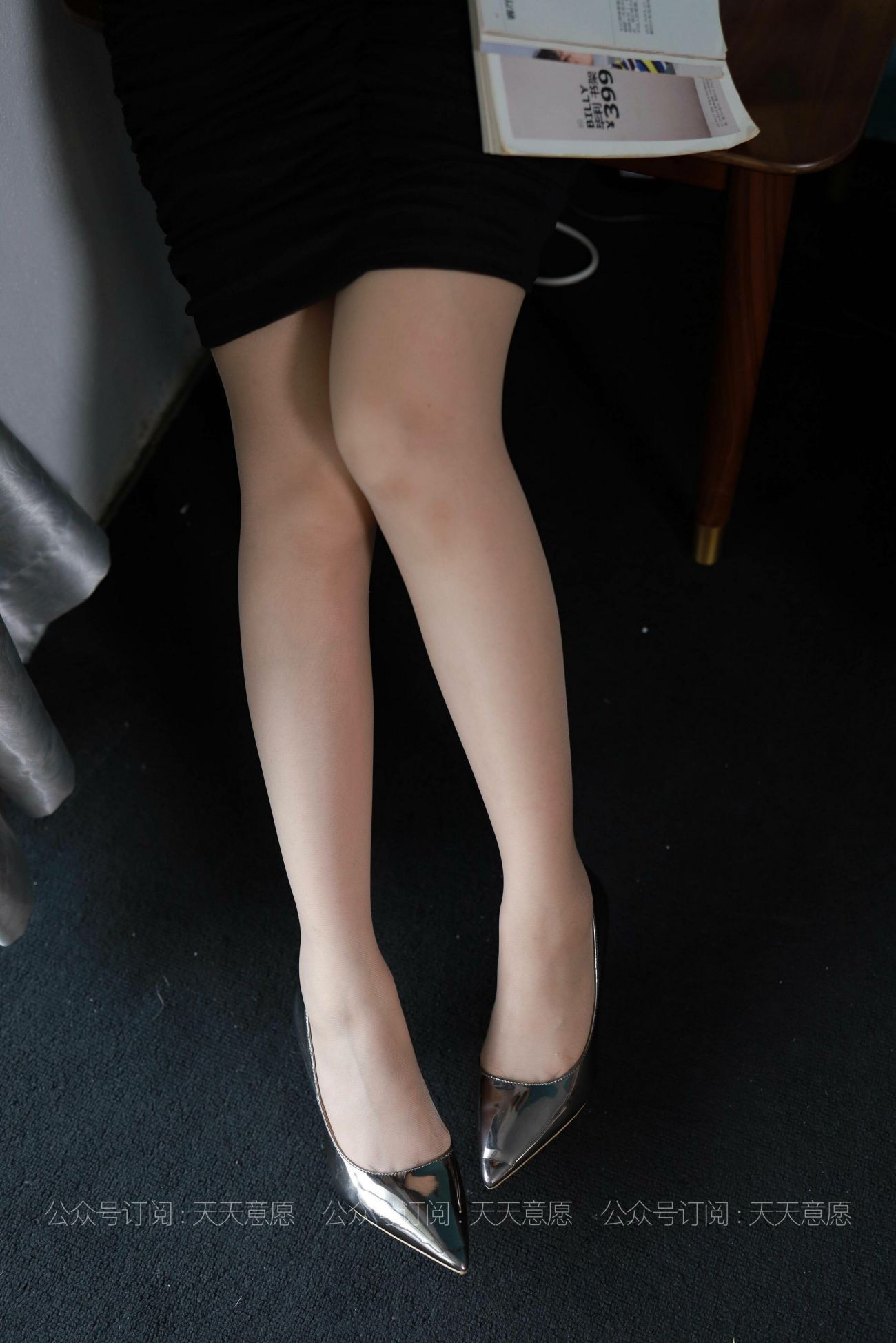 IESS异思趣向腿模丝袜美足写真小婕黑色包臀裙 (36)