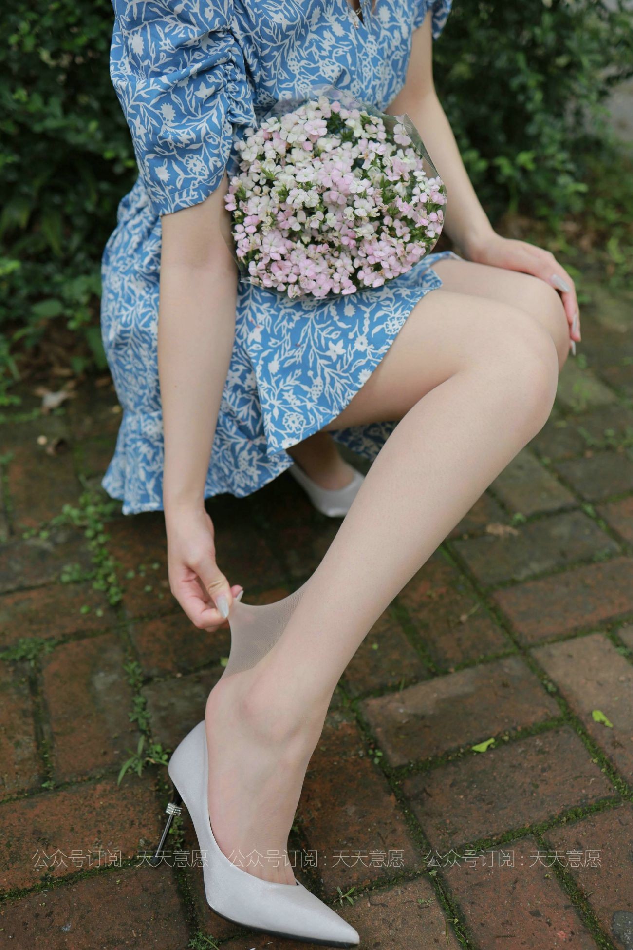 IESS异思趣向腿模丝袜美足写真紫薇卖花的小女孩 (50)