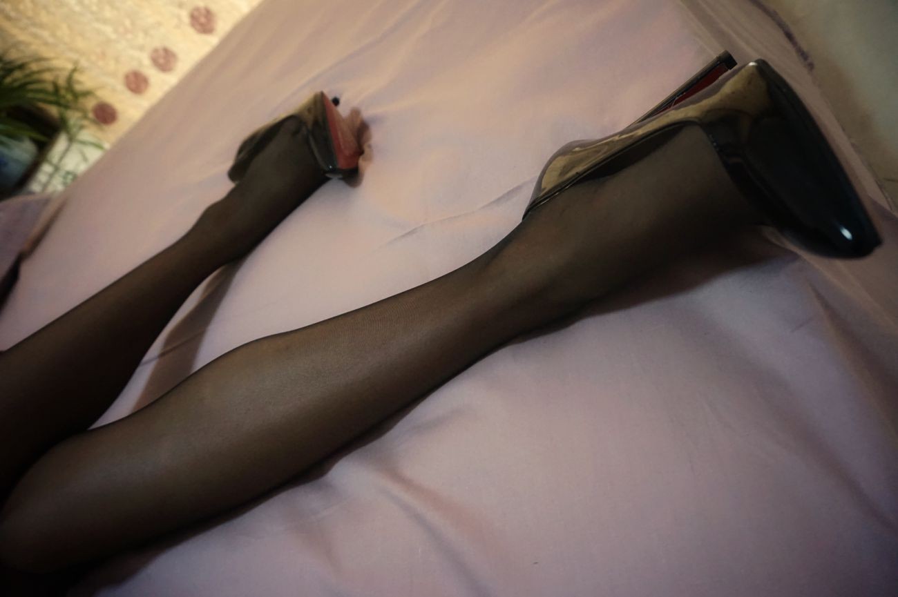 沙发上的吊带丝美腿 (28)