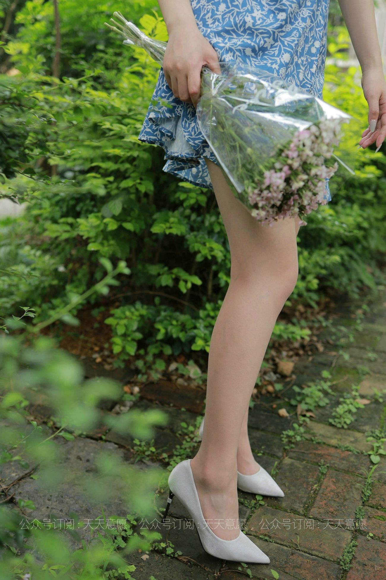 IESS异思趣向腿模丝袜美足写真紫薇卖花的小女孩 (32)