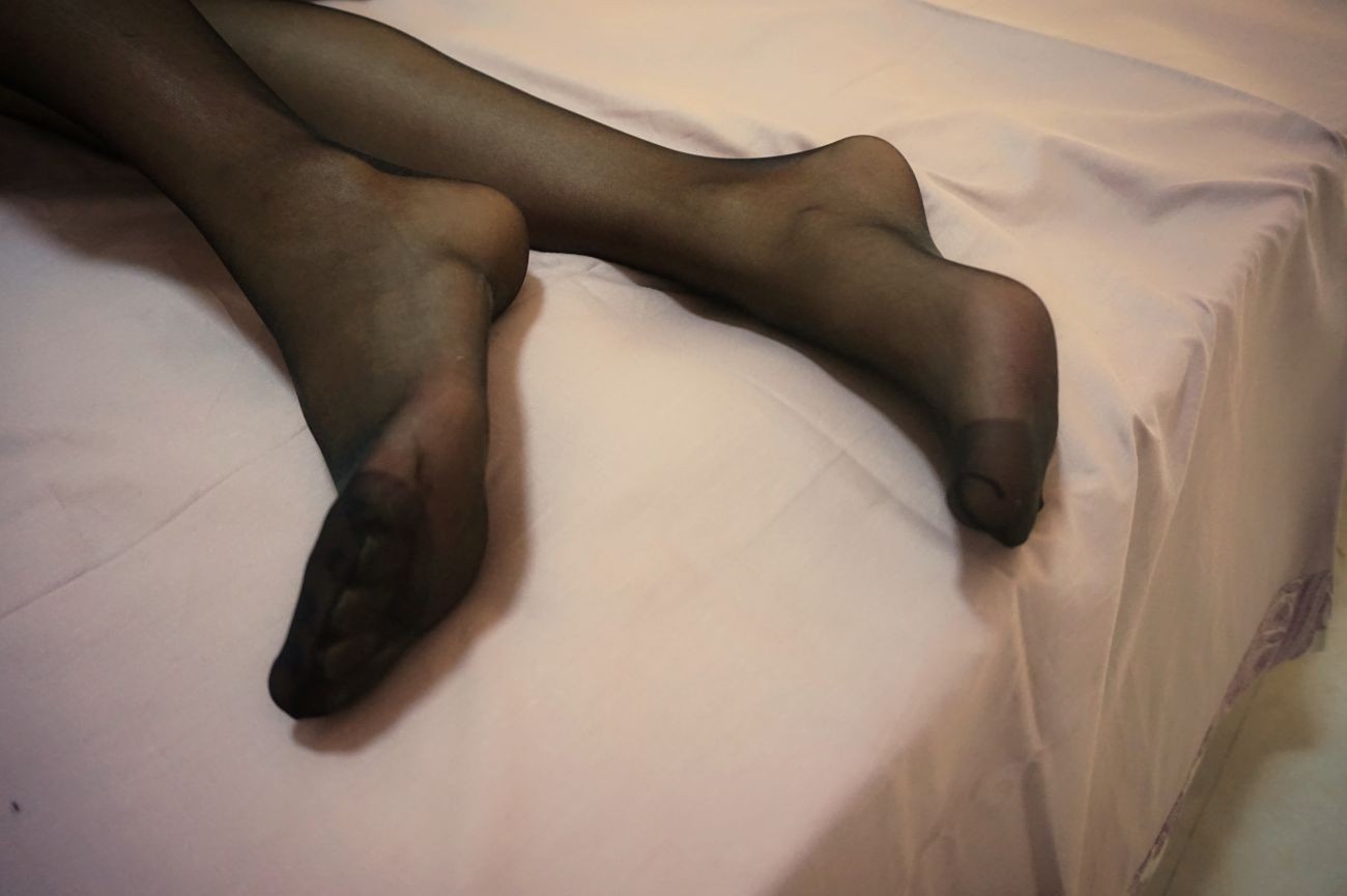 沙发上的吊带丝美腿 (7)