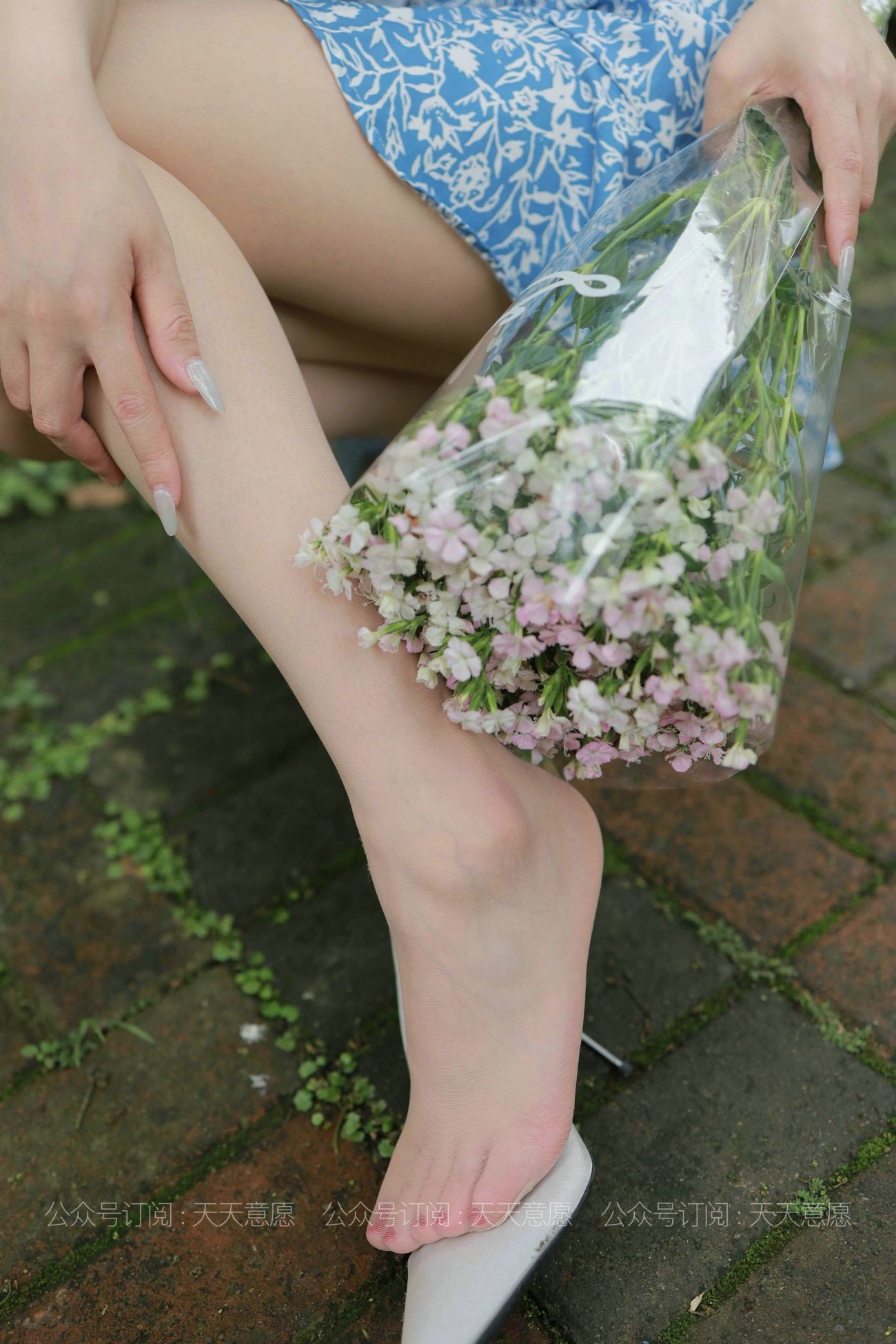 IESS异思趣向腿模丝袜美足写真紫薇卖花的小女孩 (27)