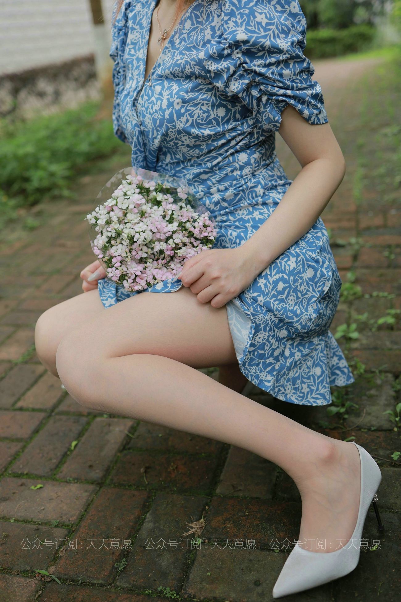 IESS异思趣向腿模丝袜美足写真紫薇卖花的小女孩 (68)