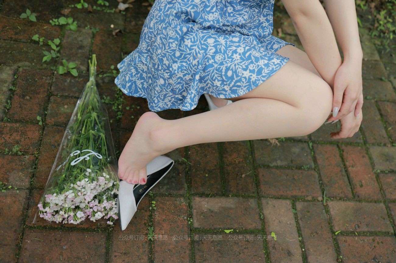 IESS异思趣向腿模丝袜美足写真紫薇卖花的小女孩 (65)