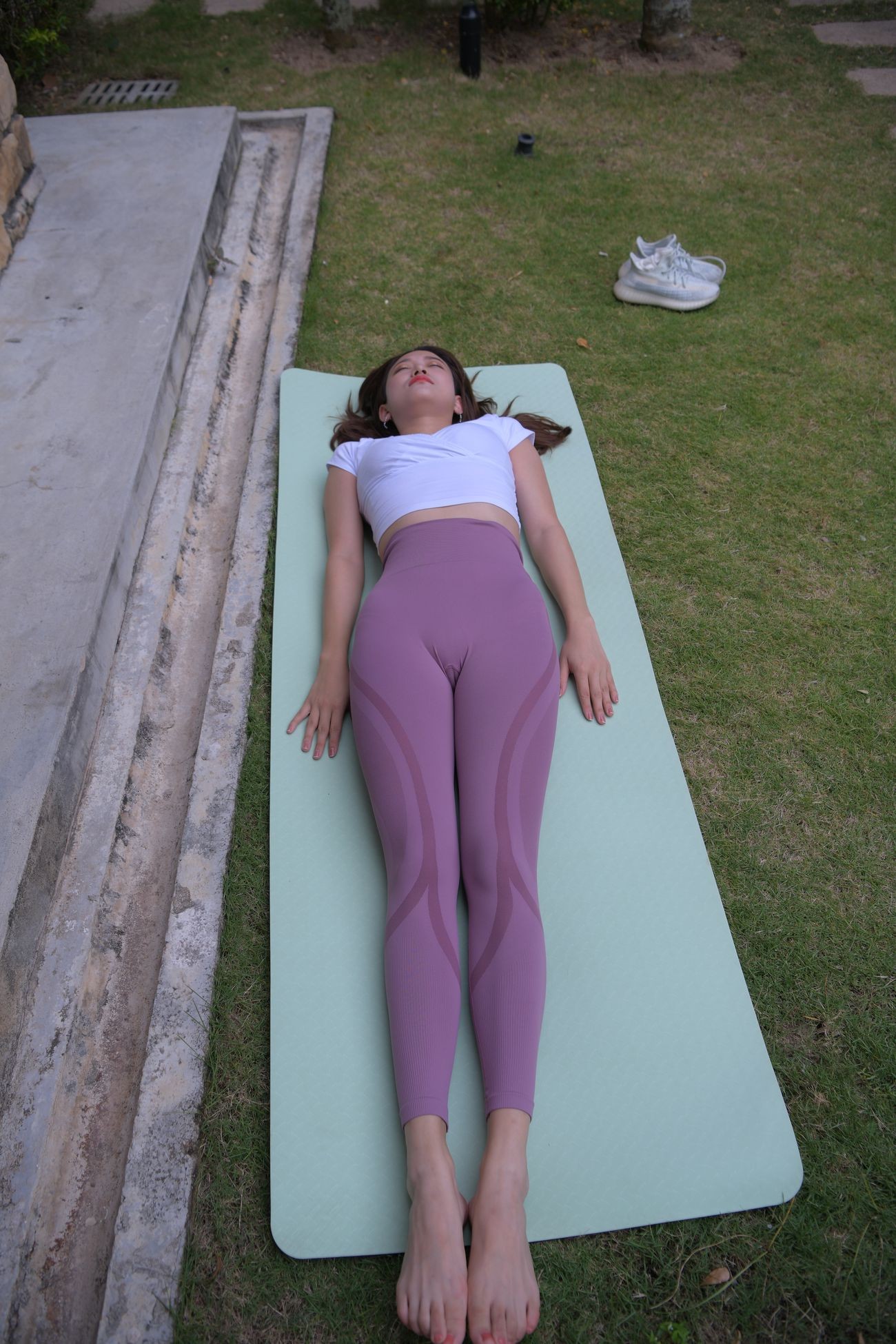 一只麋鹿旅拍摄影作品紫色瑜伽裤美女 (5)