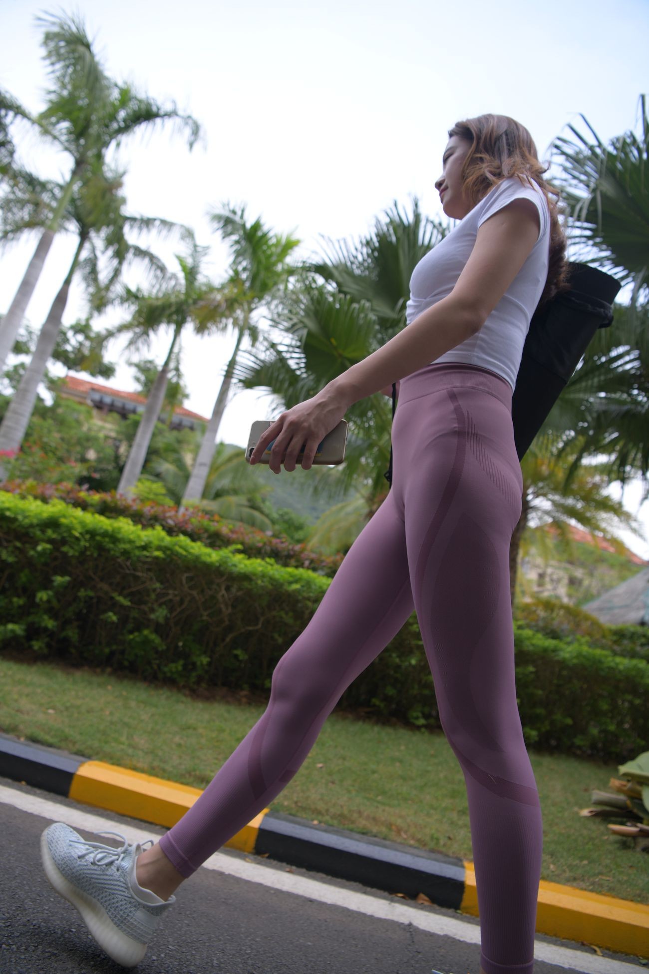 一只麋鹿旅拍摄影作品紫色瑜伽裤美女 (49)