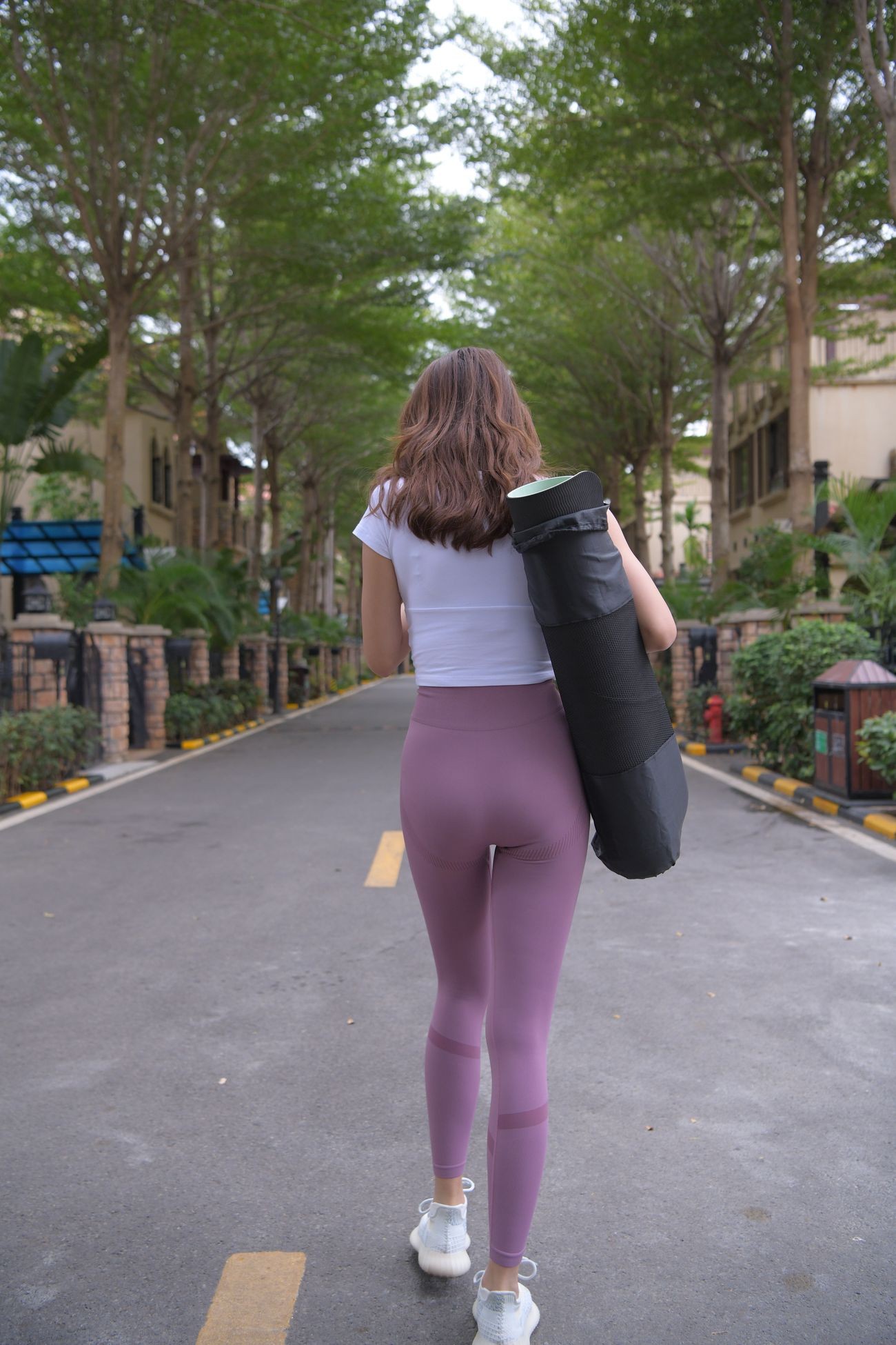 一只麋鹿旅拍摄影作品紫色瑜伽裤美女 (15)