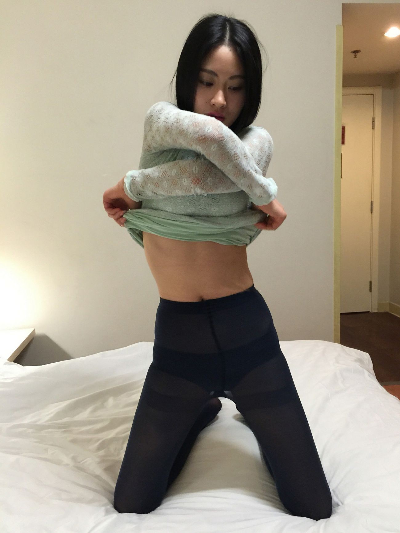 客房里给黑丝美女同事拍照 (33)