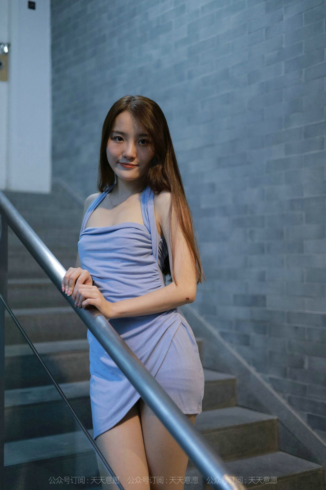 IESS异思趣向腿模丝袜美足写真婉苹楼梯间的蓝衣美女 (68)