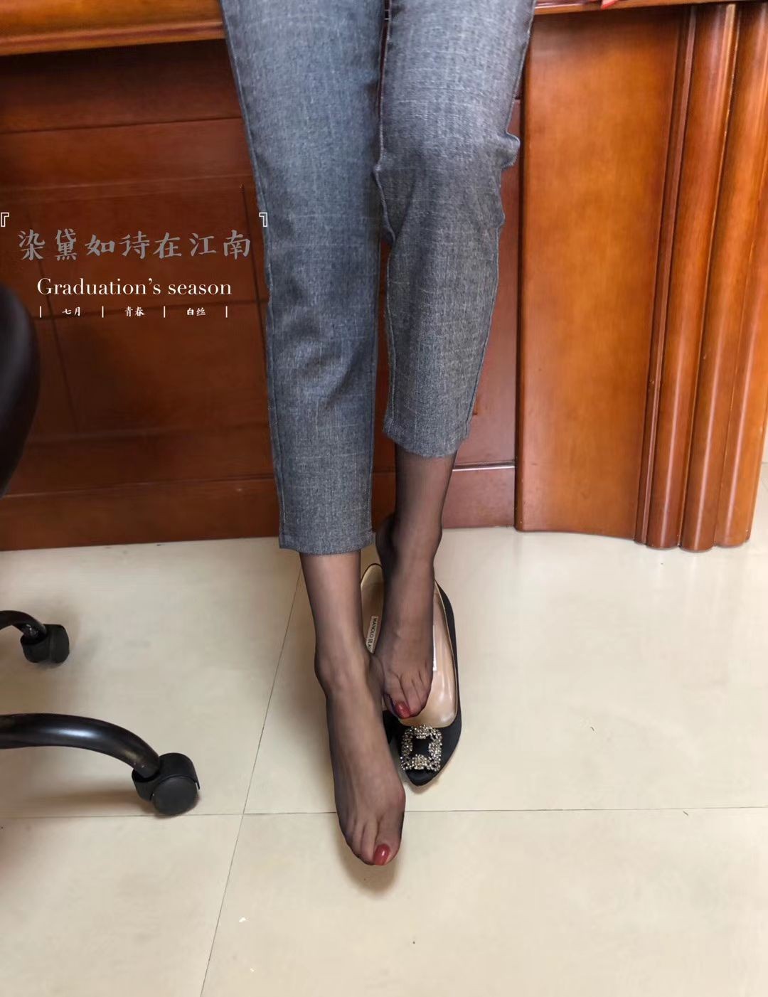 少妇OL职业装裤里丝美脚 (36)