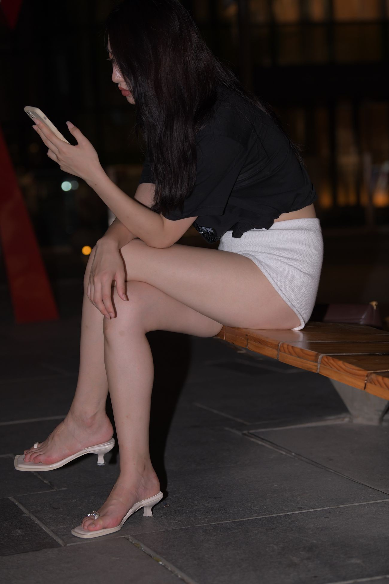 一只麋鹿摄影作品夜拍白色热裤美女 (22)
