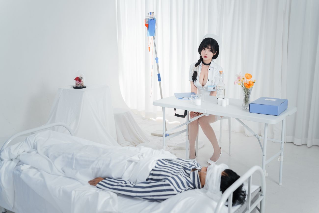 微博美少女rioko凉凉子Cosplay性感写真采集室实习护士 (2)