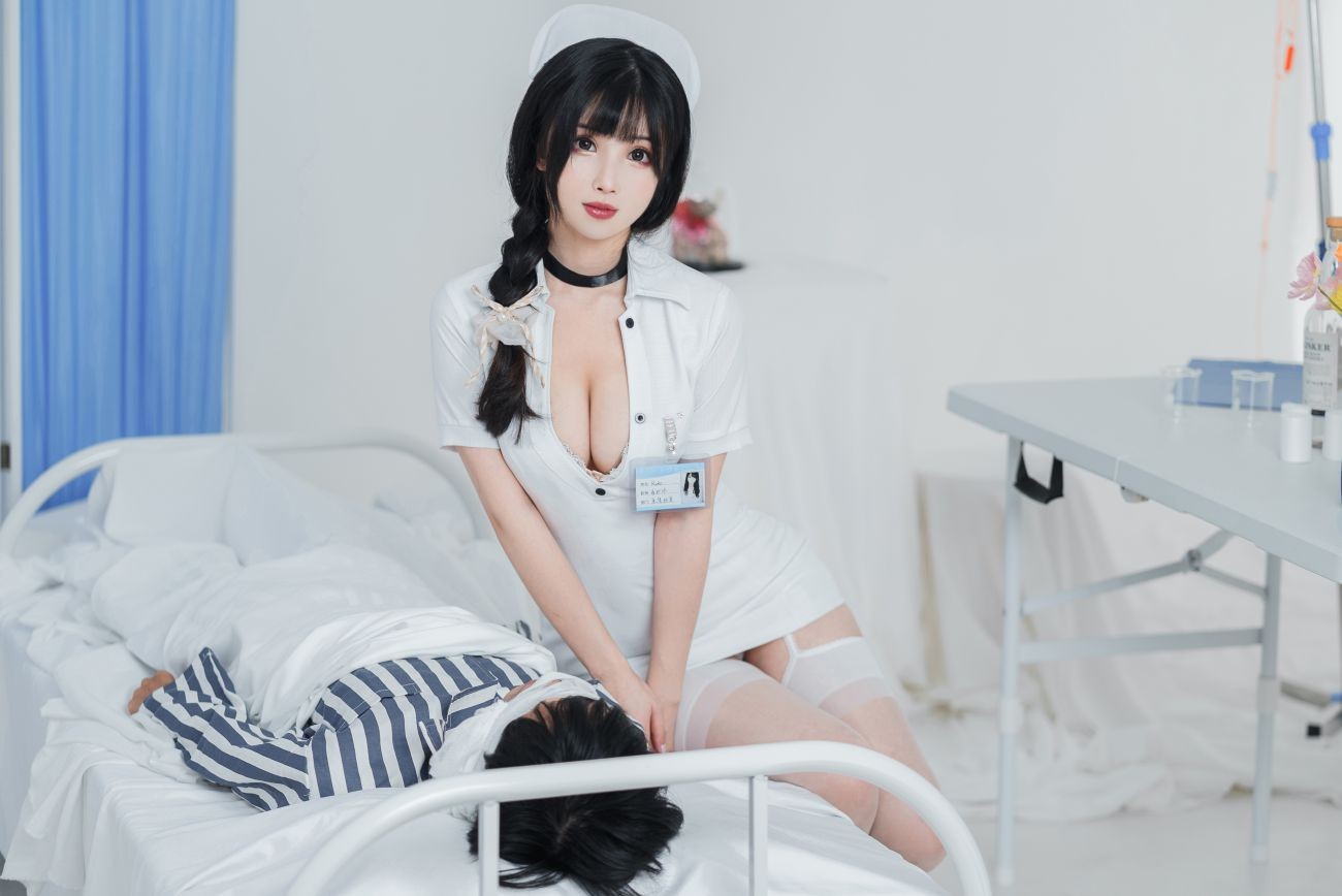 微博美少女rioko凉凉子Cosplay性感写真采集室实习护士 (8)