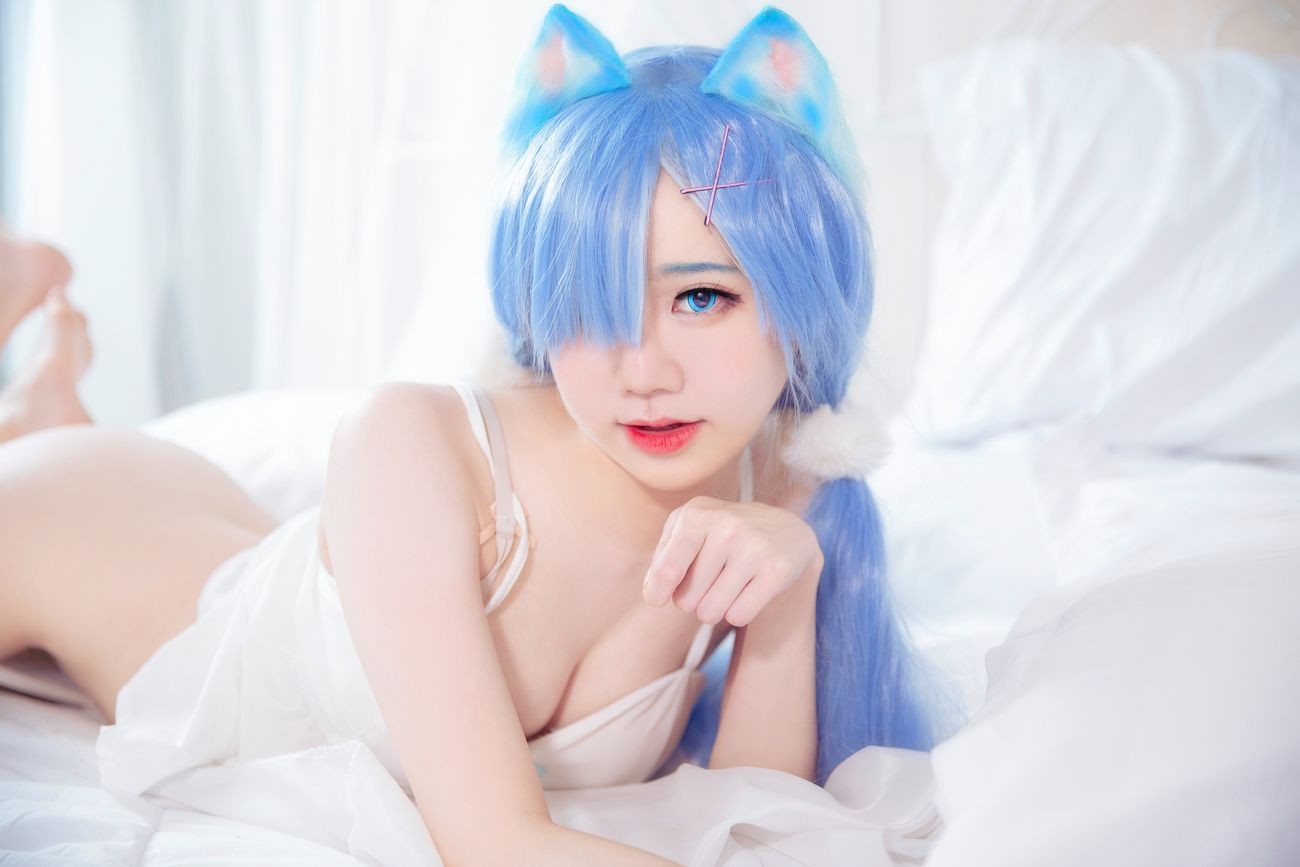 Sally Dorasnow Rem White Kitty (3)