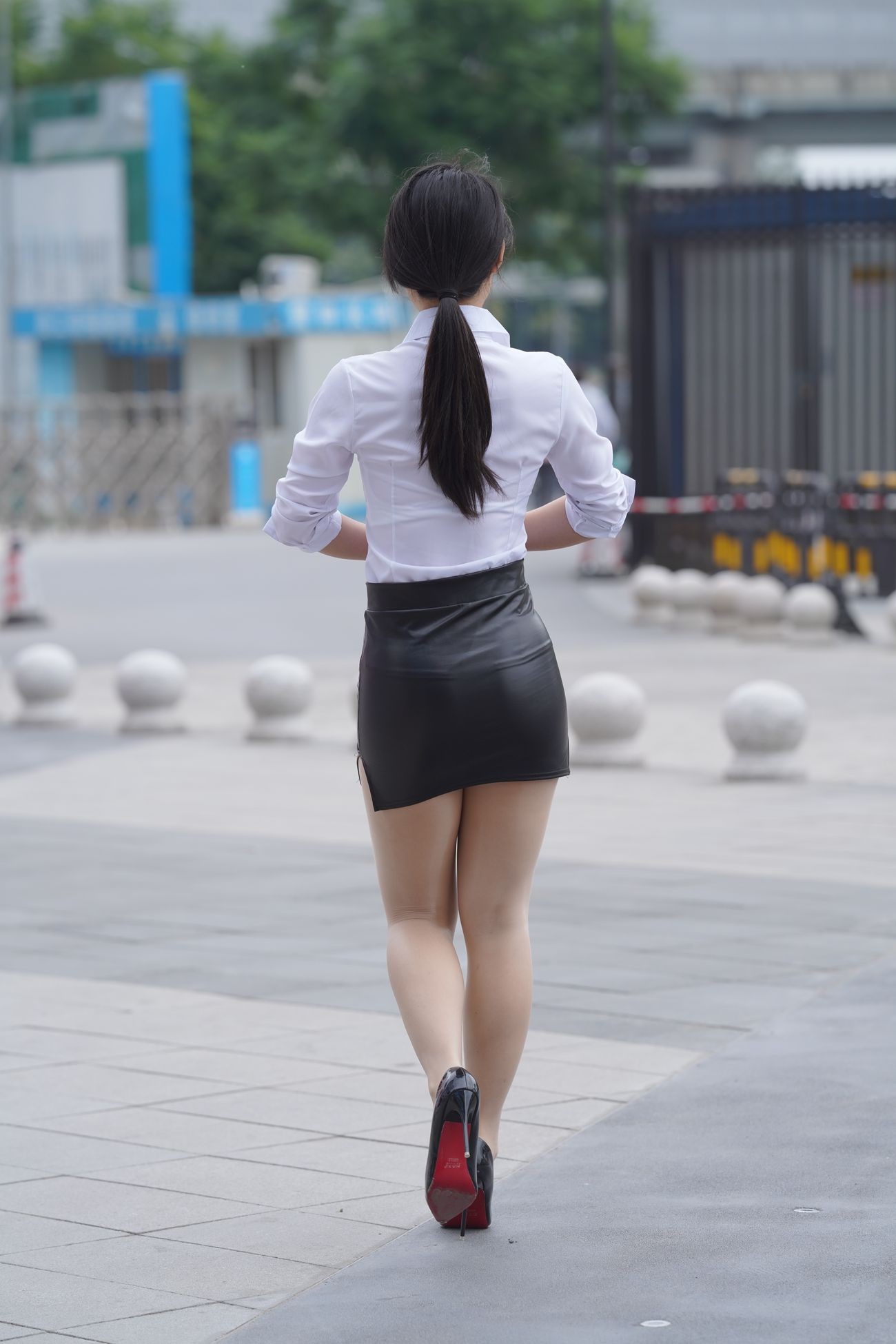 牛男街拍紧俏的制服皮裙少妇丰盈的舍宾亮丝美腿 (116)