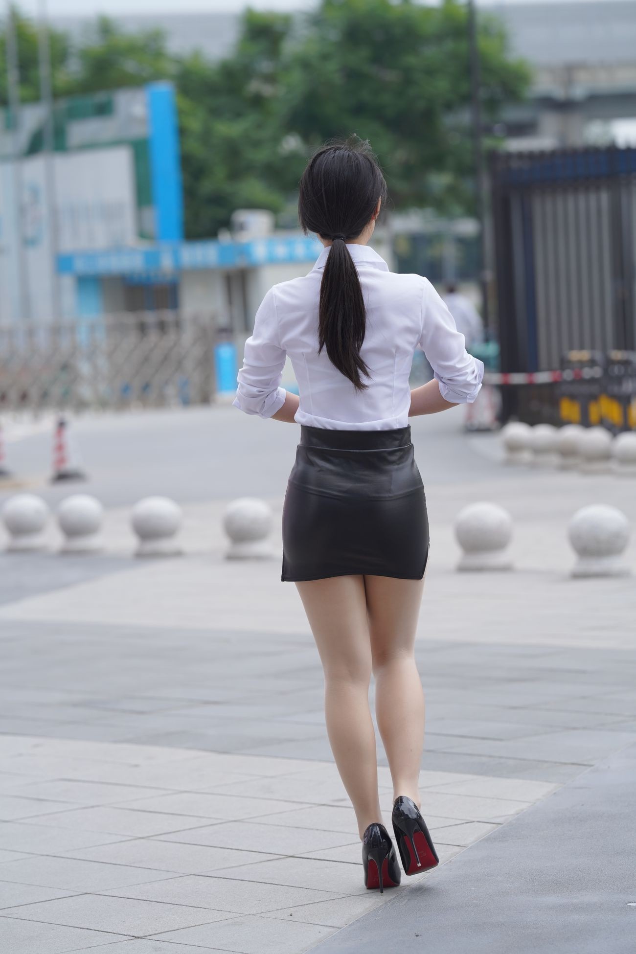 牛男街拍紧俏的制服皮裙少妇丰盈的舍宾亮丝美腿 (118)