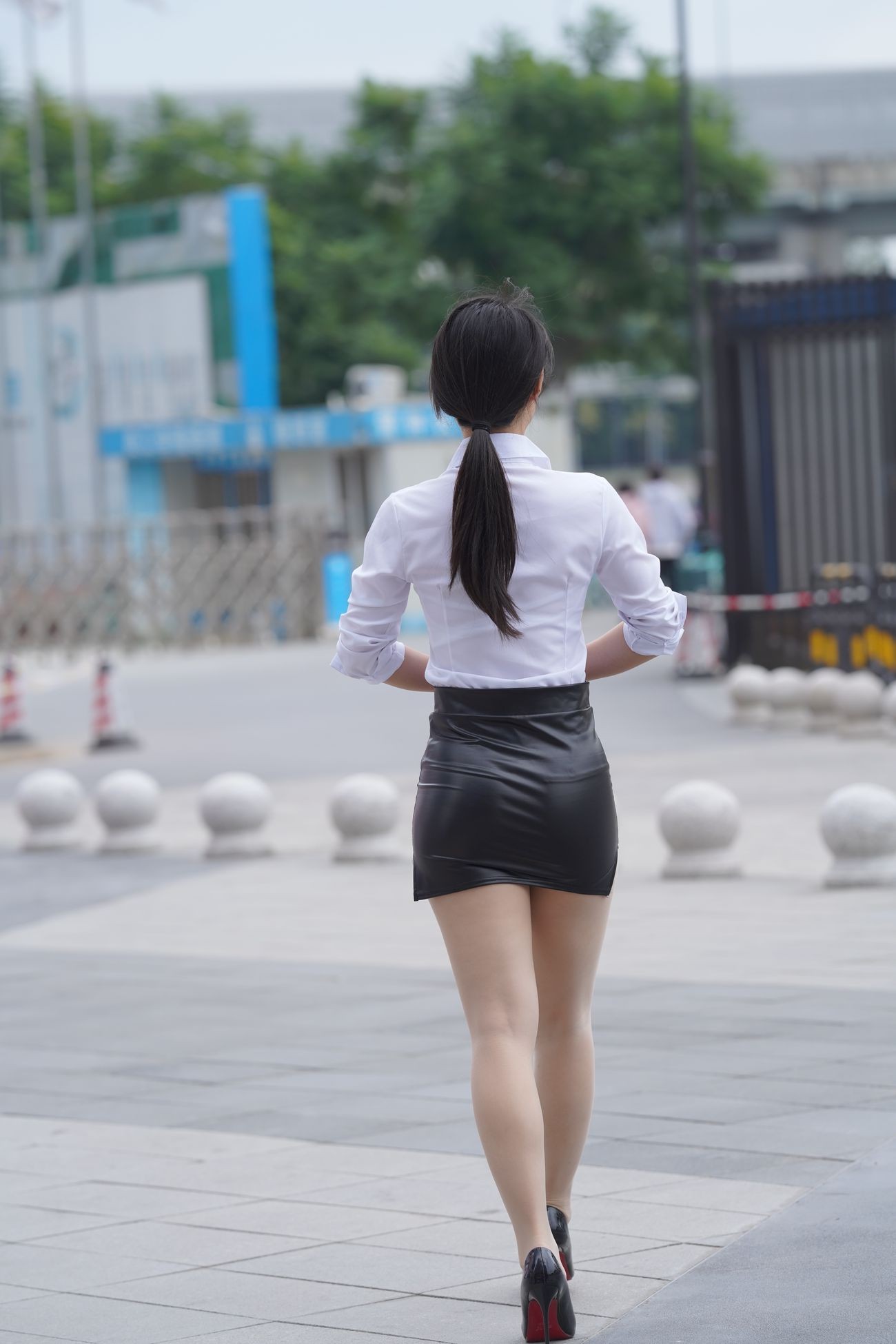 牛男街拍紧俏的制服皮裙少妇丰盈的舍宾亮丝美腿 (119)