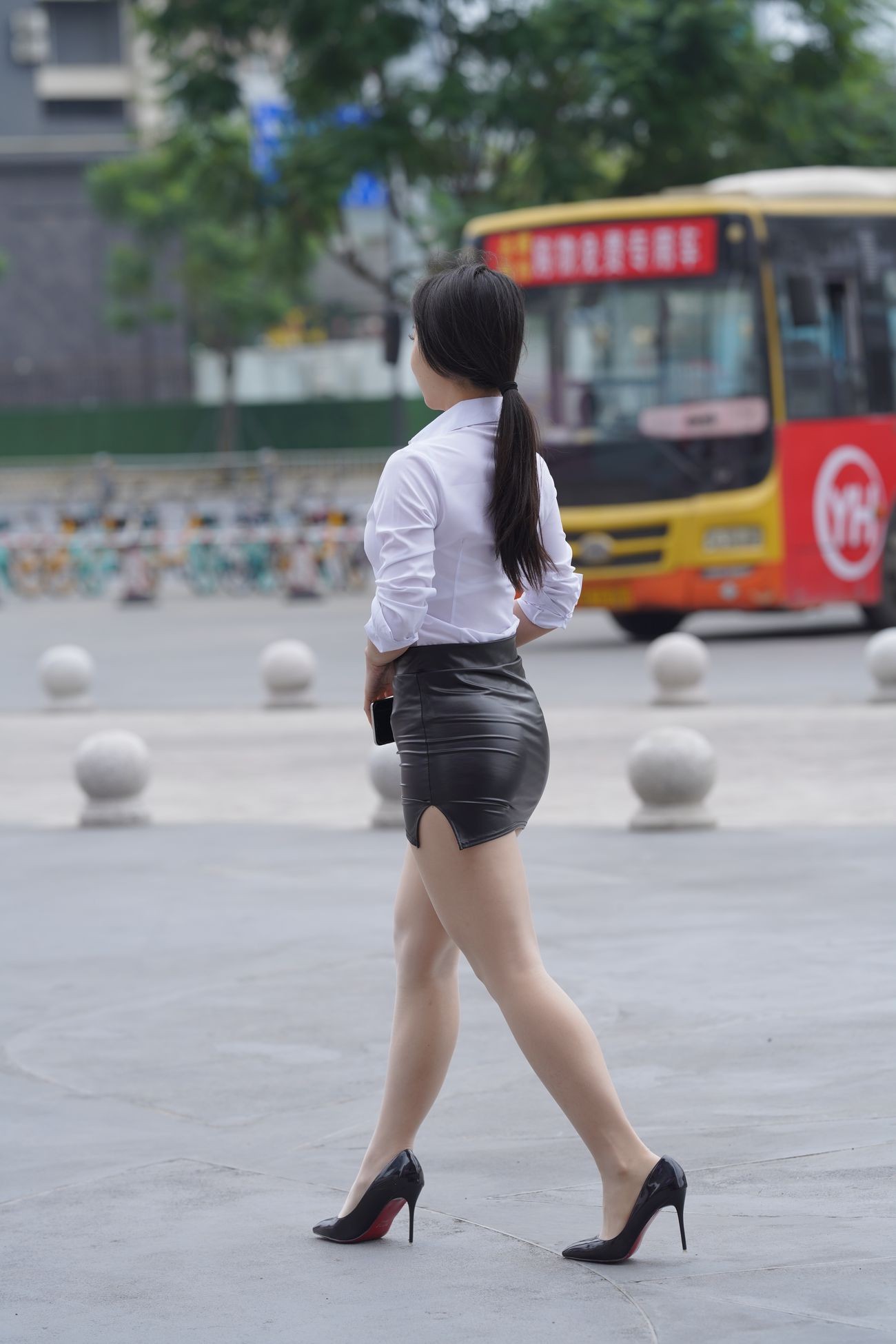 牛男街拍紧俏的制服皮裙少妇丰盈的舍宾亮丝美腿 (114)