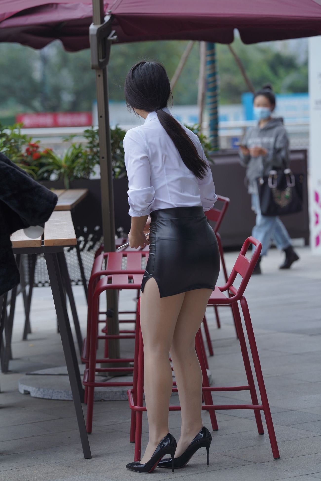 牛男街拍紧俏的制服皮裙少妇丰盈的舍宾亮丝美腿 (100)