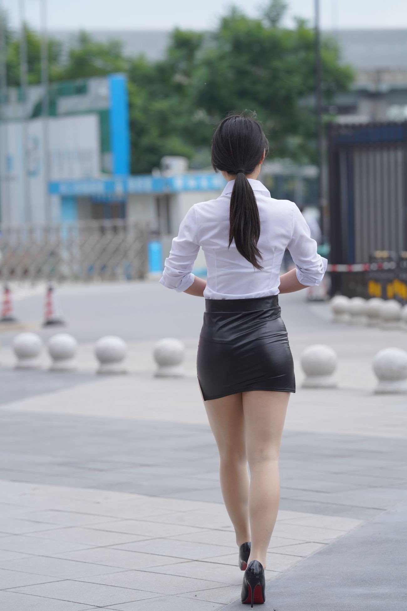 牛男街拍紧俏的制服皮裙少妇丰盈的舍宾亮丝美腿 (117)