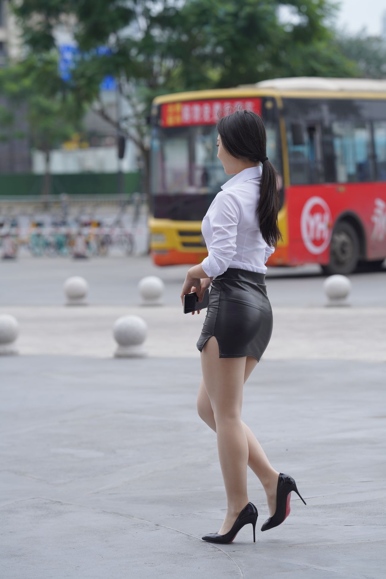 牛男街拍紧俏的制服皮裙少妇丰盈的舍宾亮丝美腿 (113)