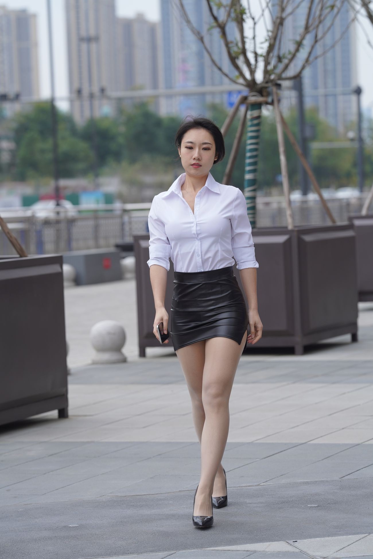 牛男街拍紧俏的制服皮裙少妇丰盈的舍宾亮丝美腿 (106)