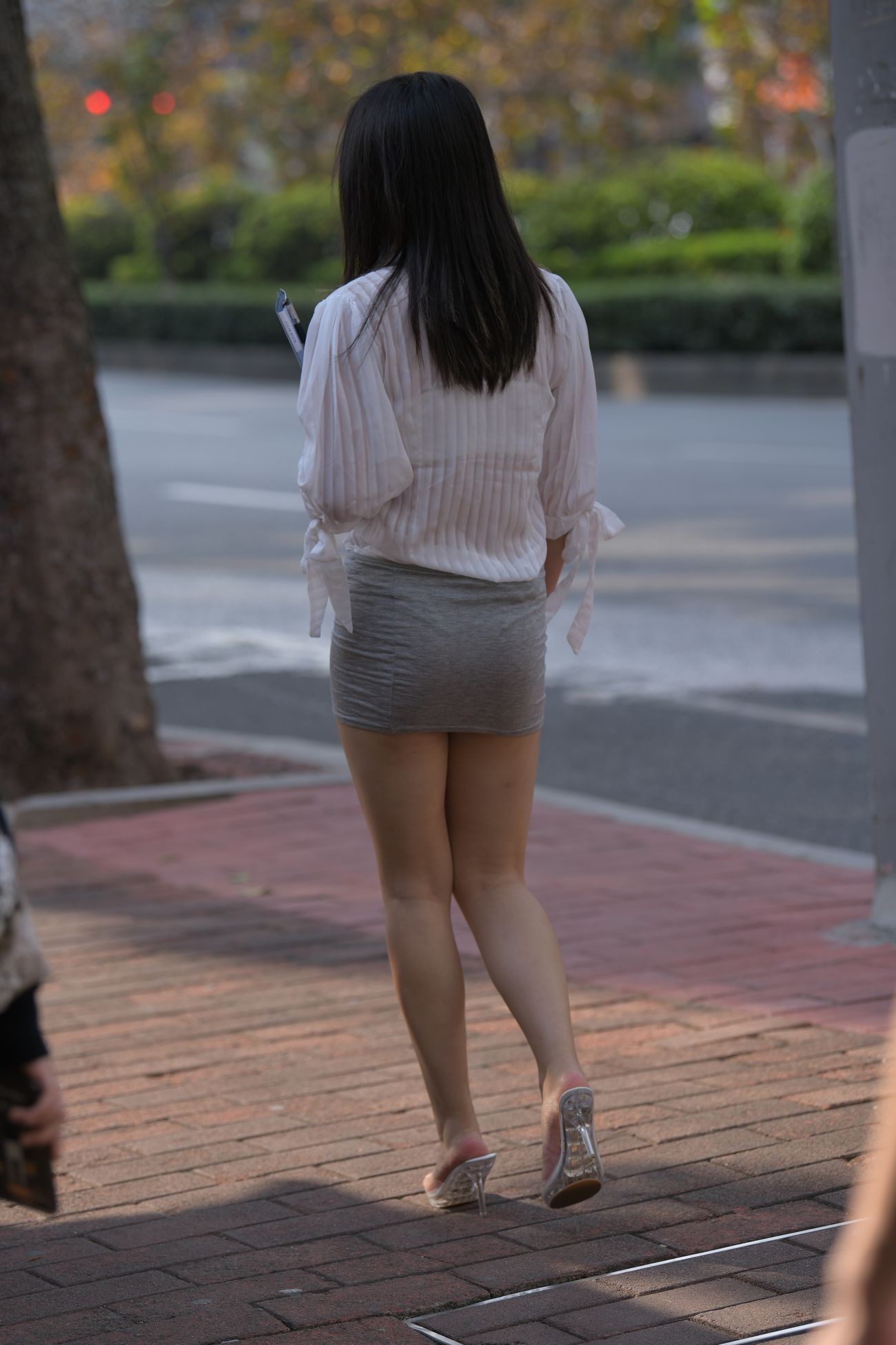 牛男街拍灰色包臀短裙美女 (100)