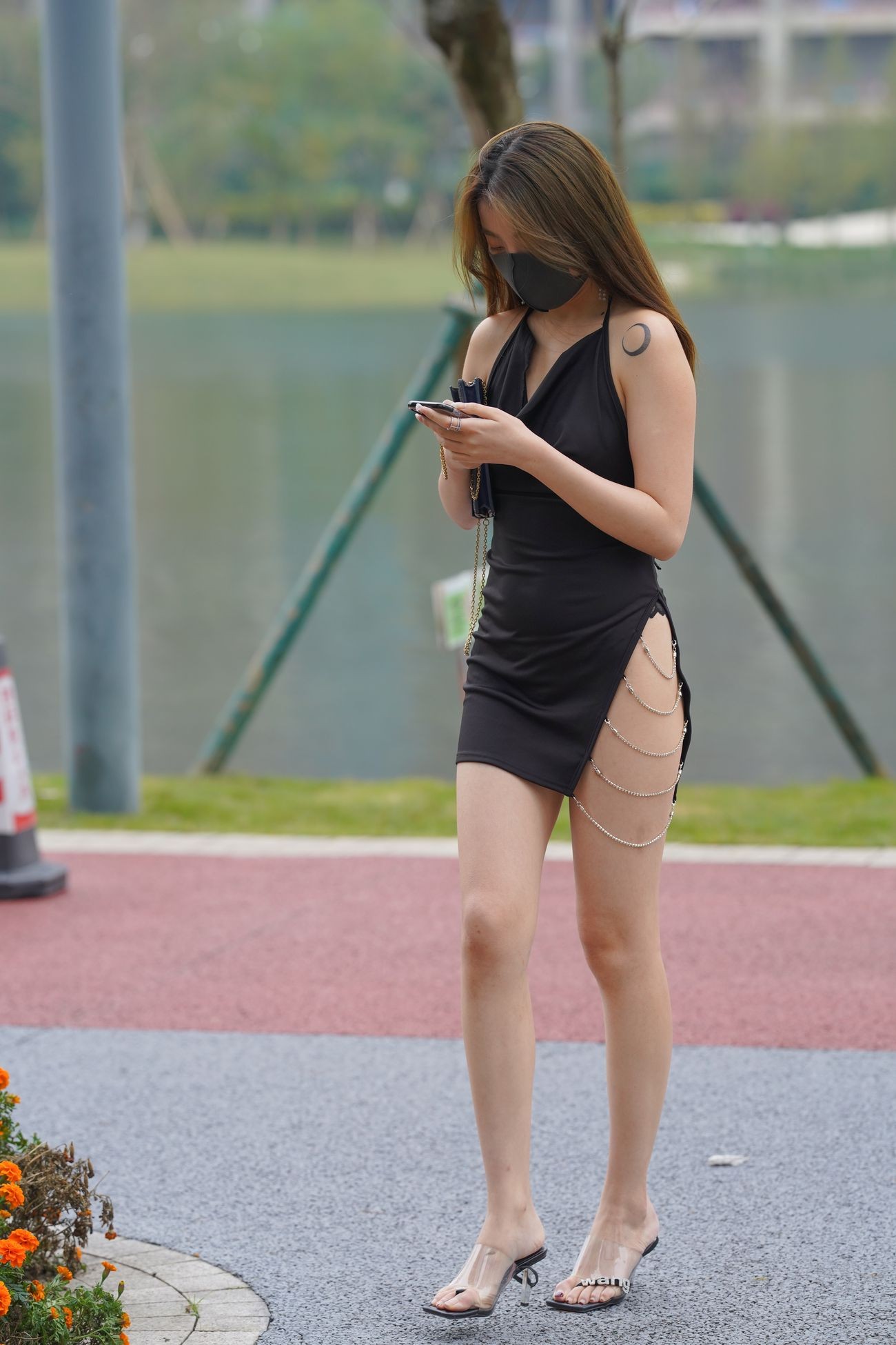 牛男街拍黑色裙性感美女 (31)