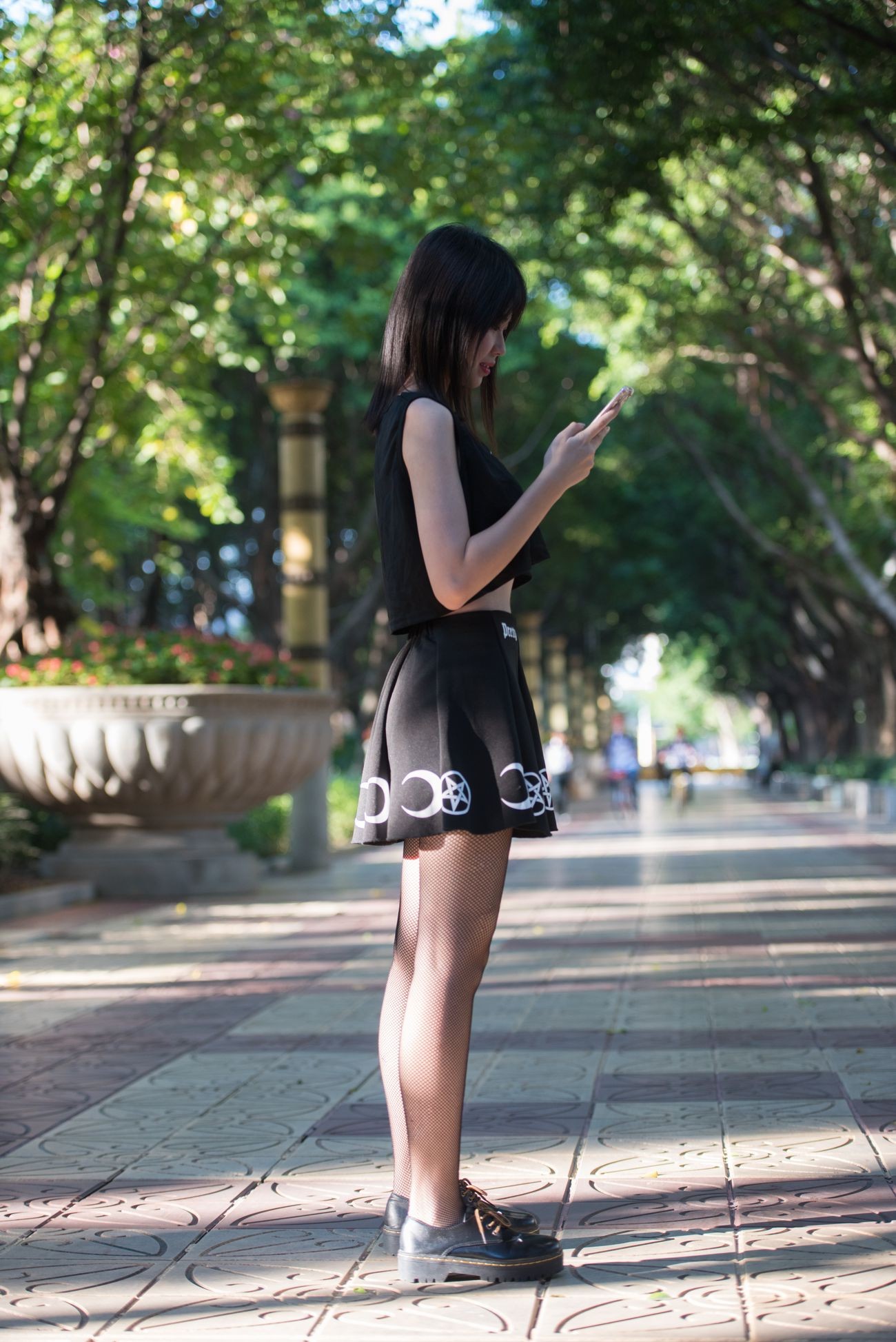 小透明DK街拍作品街拍一起逛街的美少女黑丝网袜 (60)