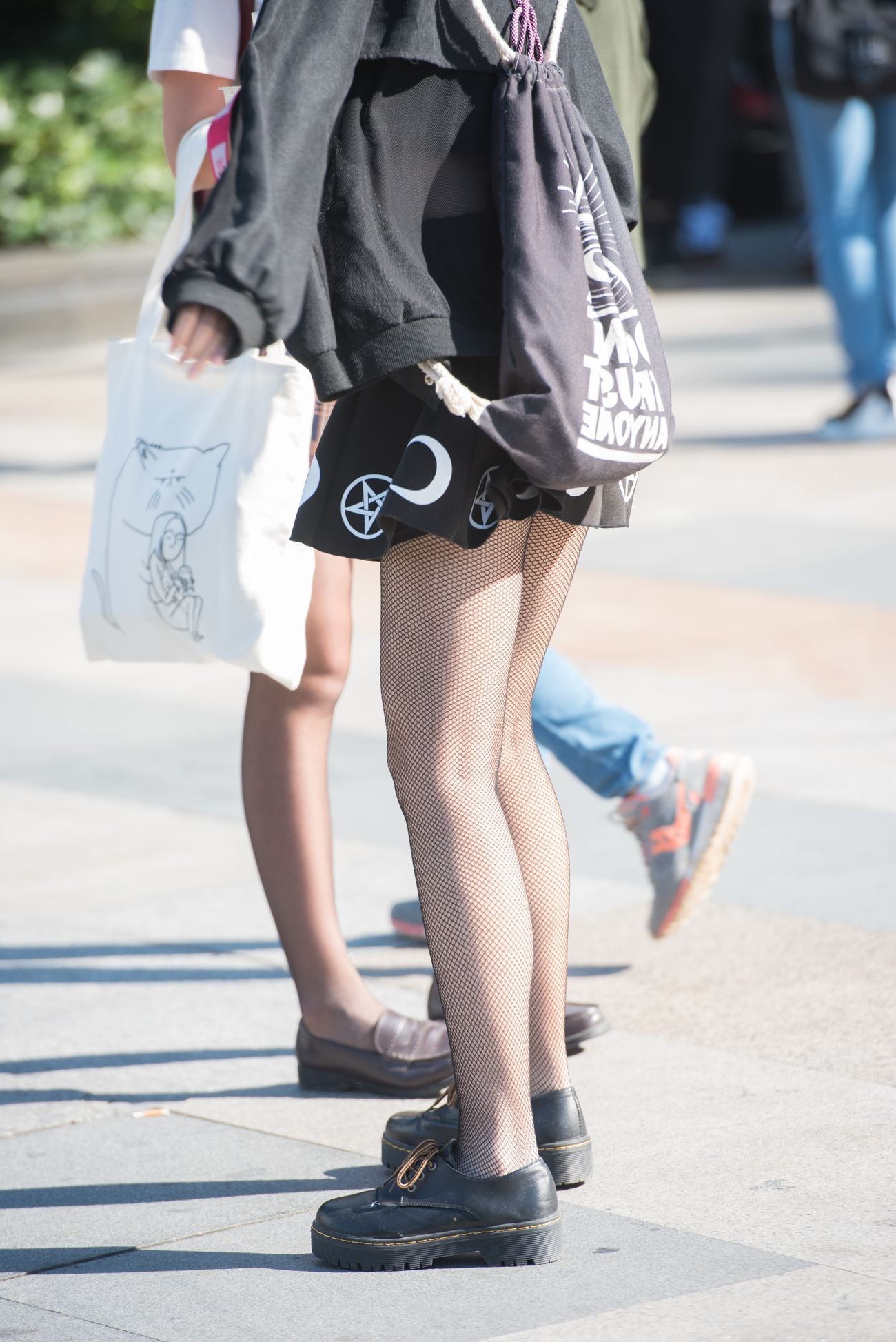 小透明DK街拍作品街拍一起逛街的美少女黑丝网袜 (18)