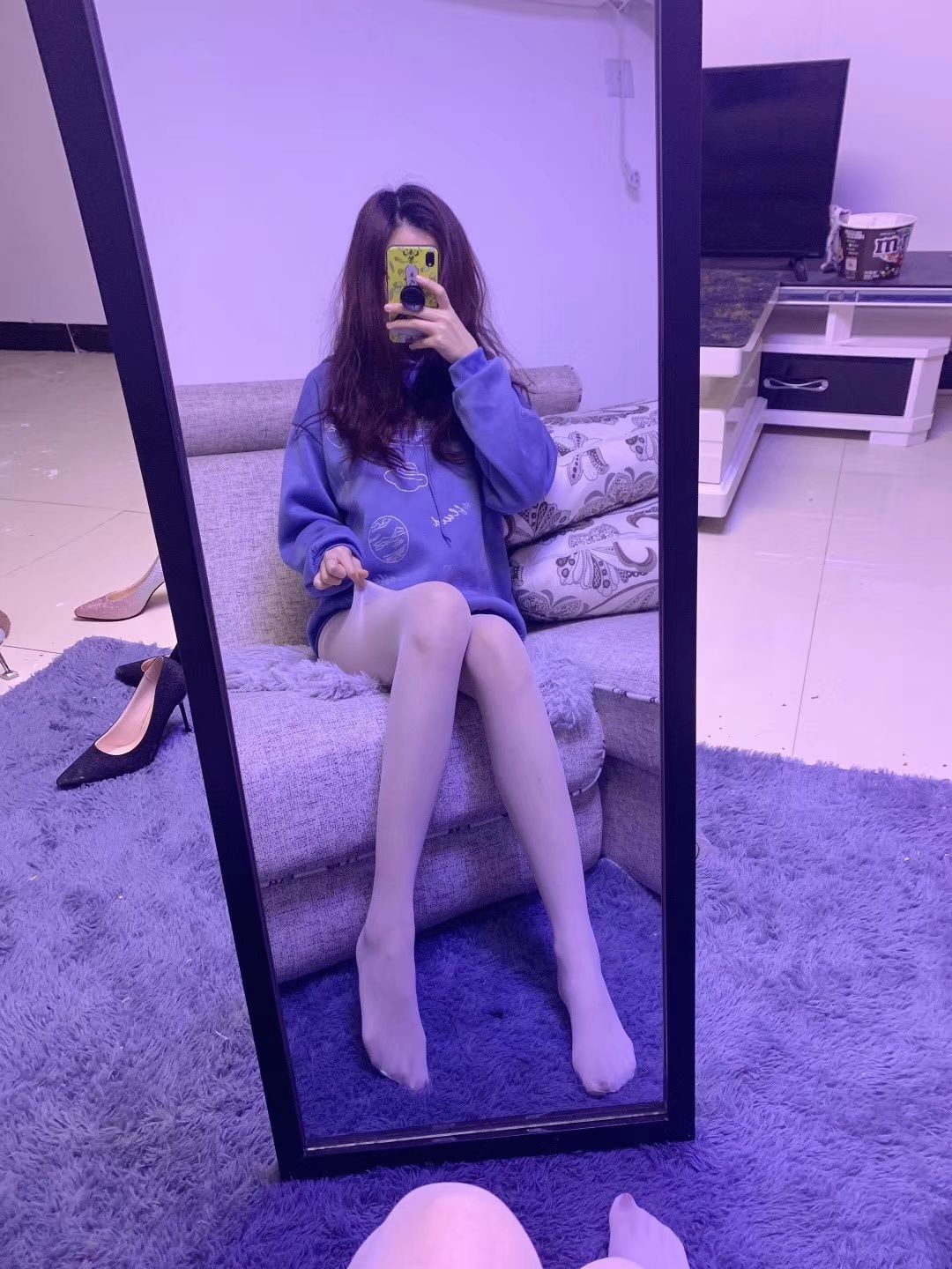 提袜少女镜前秀丝腿 (23)