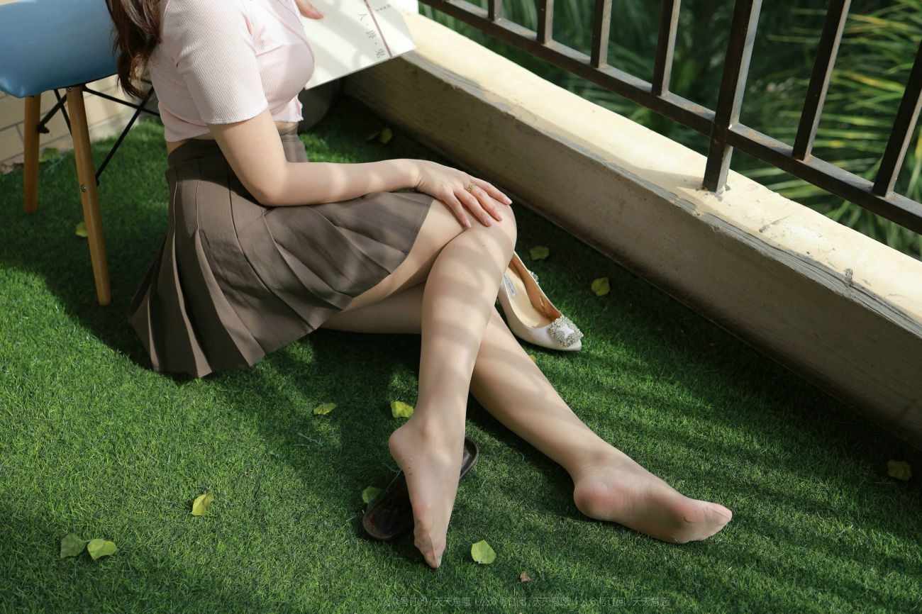 IESS异思趣向腿模丝袜美足写真秋秋阳台上的美女 (32)