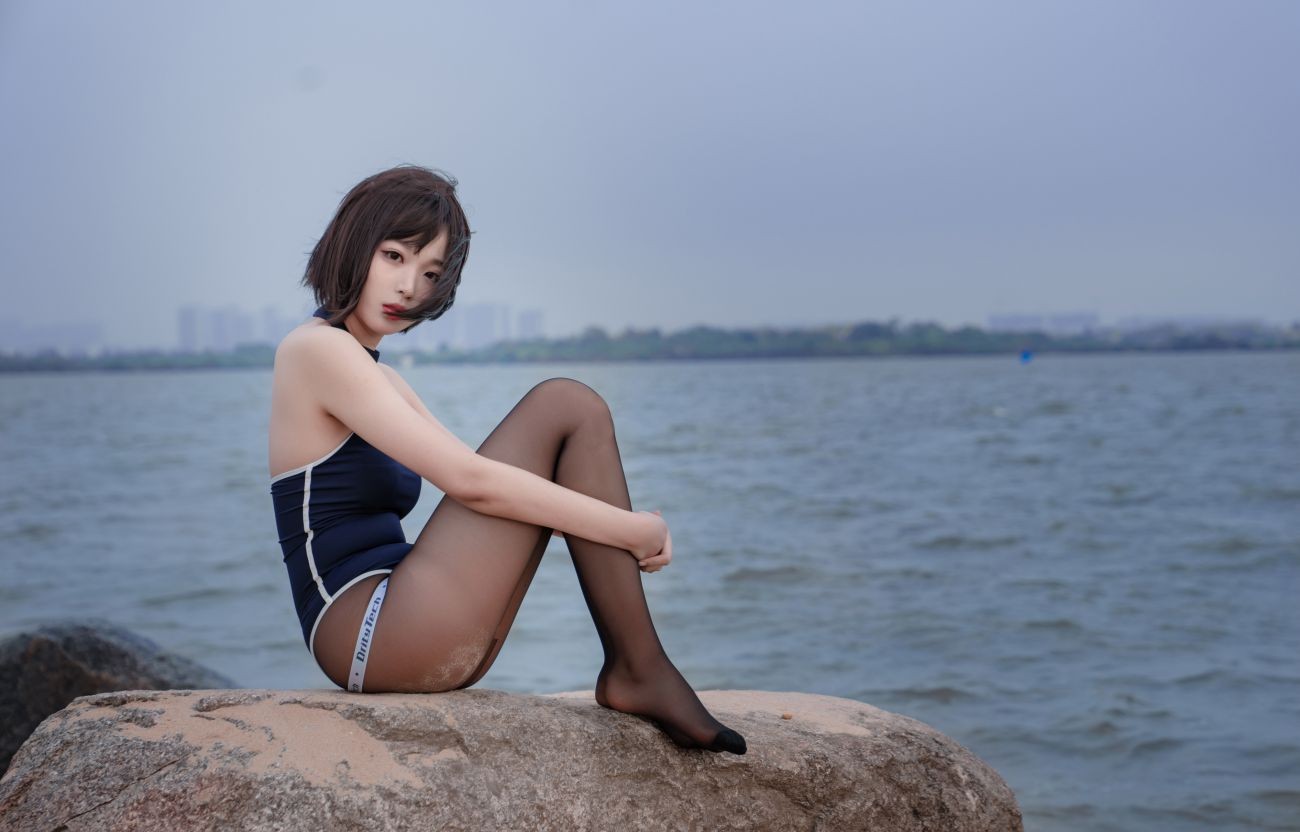 微博美少女轩萧学姐Cosplay性感写真沙滩竞泳 (16)