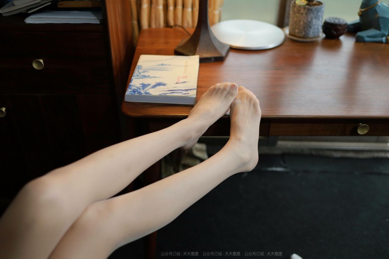 IESS异思趣向腿模丝袜美足写真团团长腿旗袍 (38)