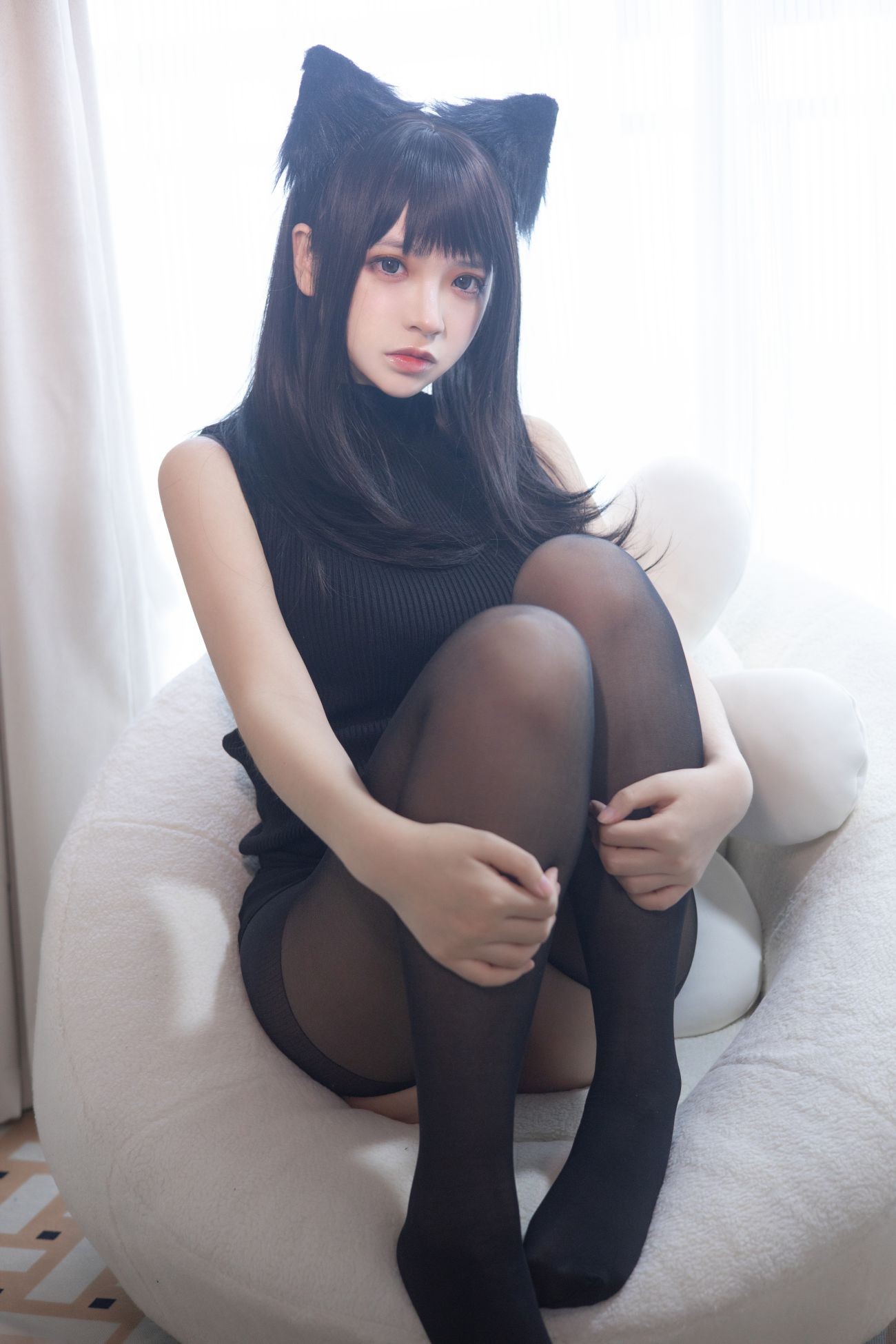 微博美少女疯猫Cosplay性感写真黑毛衣少女 (2)