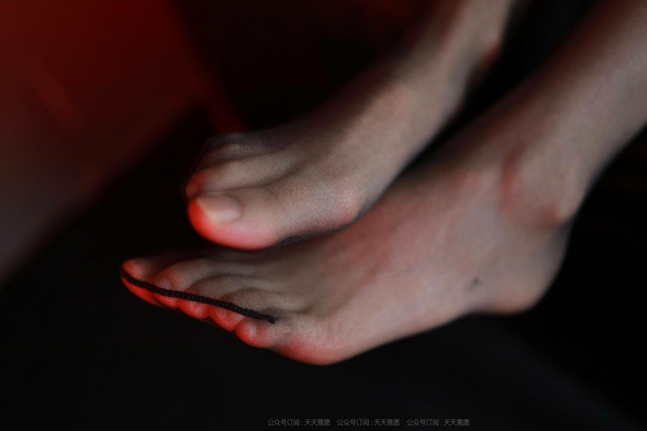 IESS异思趣向腿模丝袜美足写真团团性感红与黑 (45)